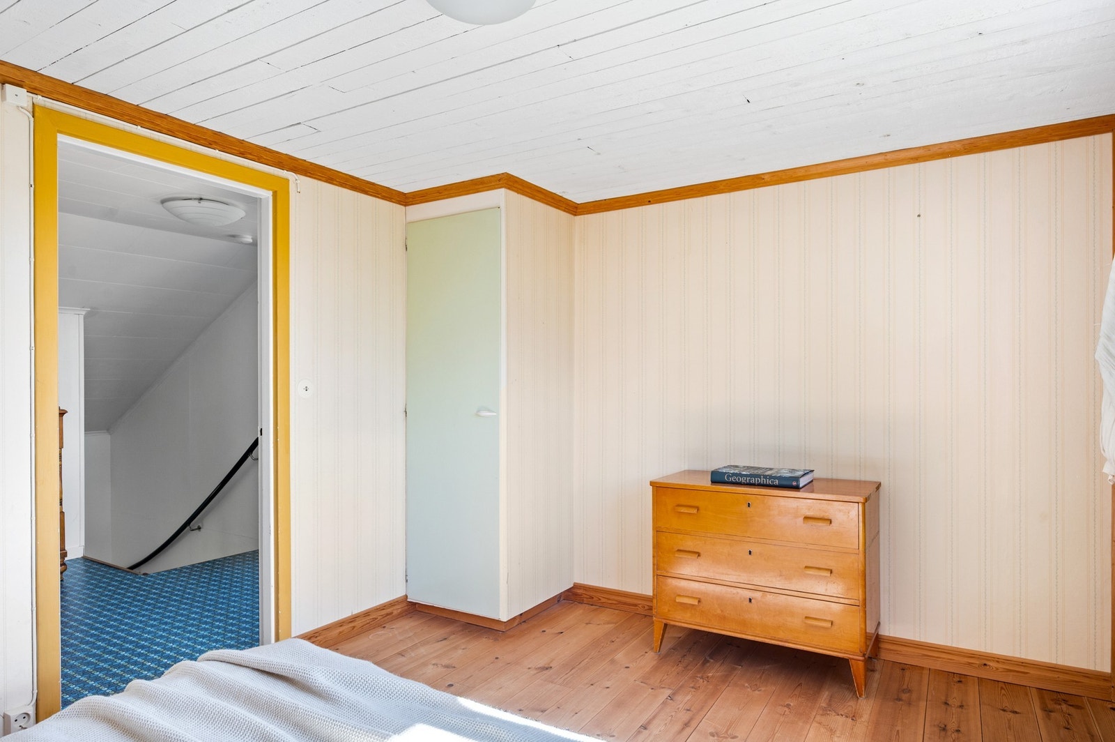 Sovrum 2 på övervåningen har platsbyggd garderob och fina brädgolv Galleribilde