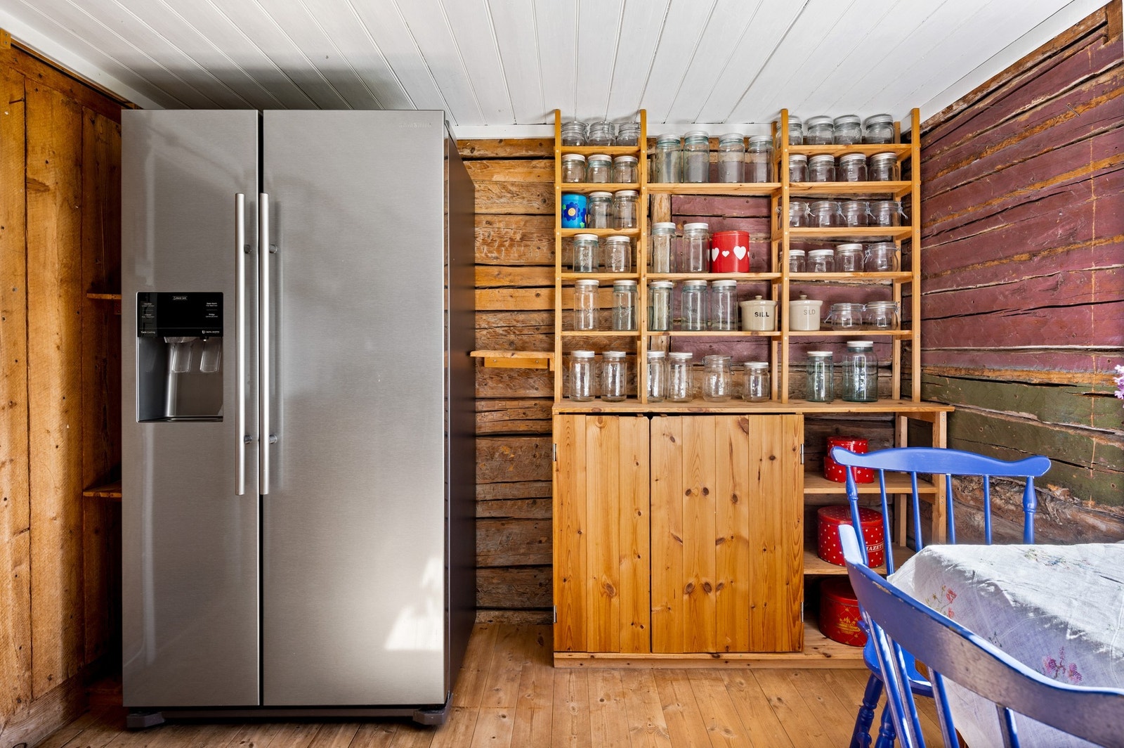 Gott om plats för förvaring. Kombiskåp (kyl och frys, Samsung) i fullhöjd Galleribilde