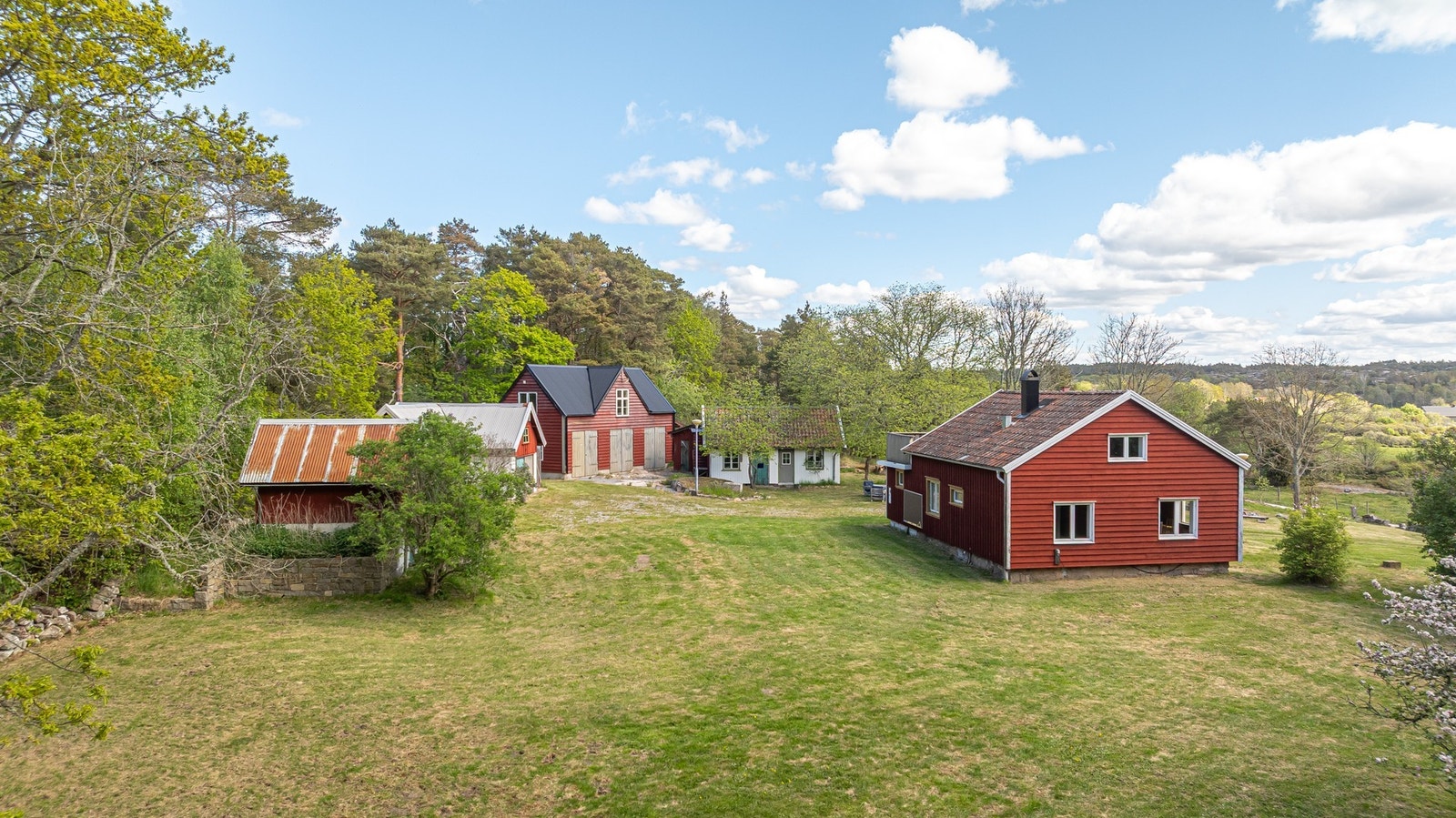 Ute igen. Nu tar vi en titt på de andra byggnaderna Galleribilde