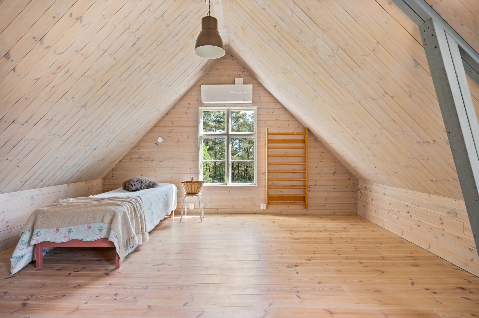 Övervåningen - ljus, vacker och rymlig Galleribilde