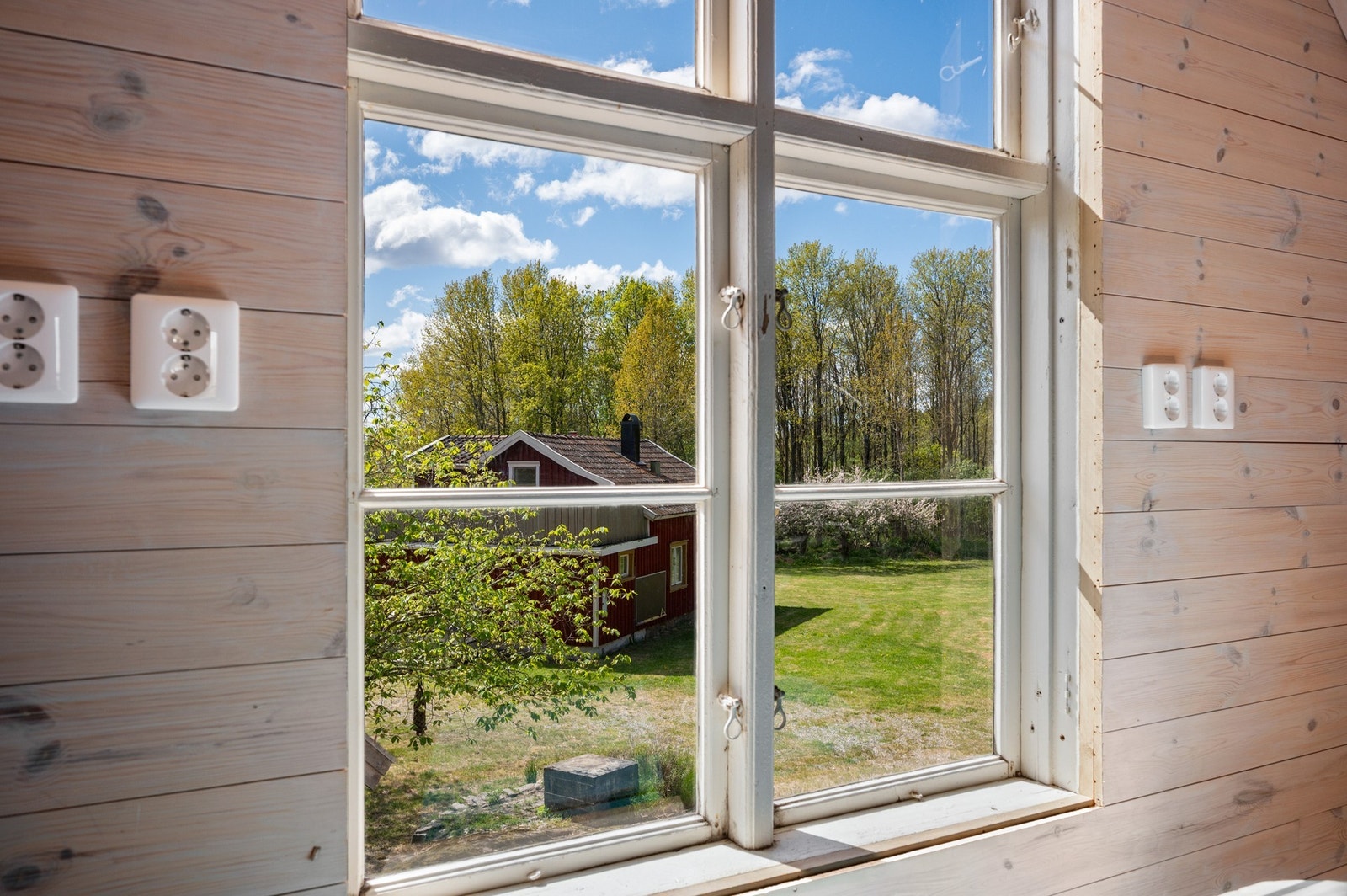 Återanvända gamla fönster i en ny byggnad - ett mycket lyckat sätt att "bygga in" patina Galleribilde