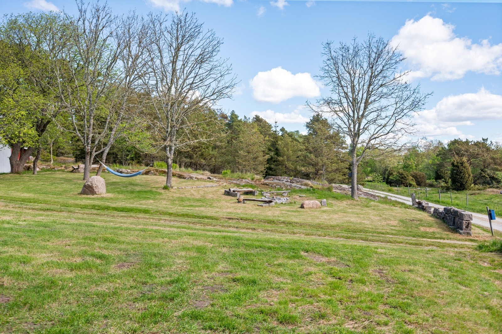 Del av tomten - med en fin eldplats Galleribilde