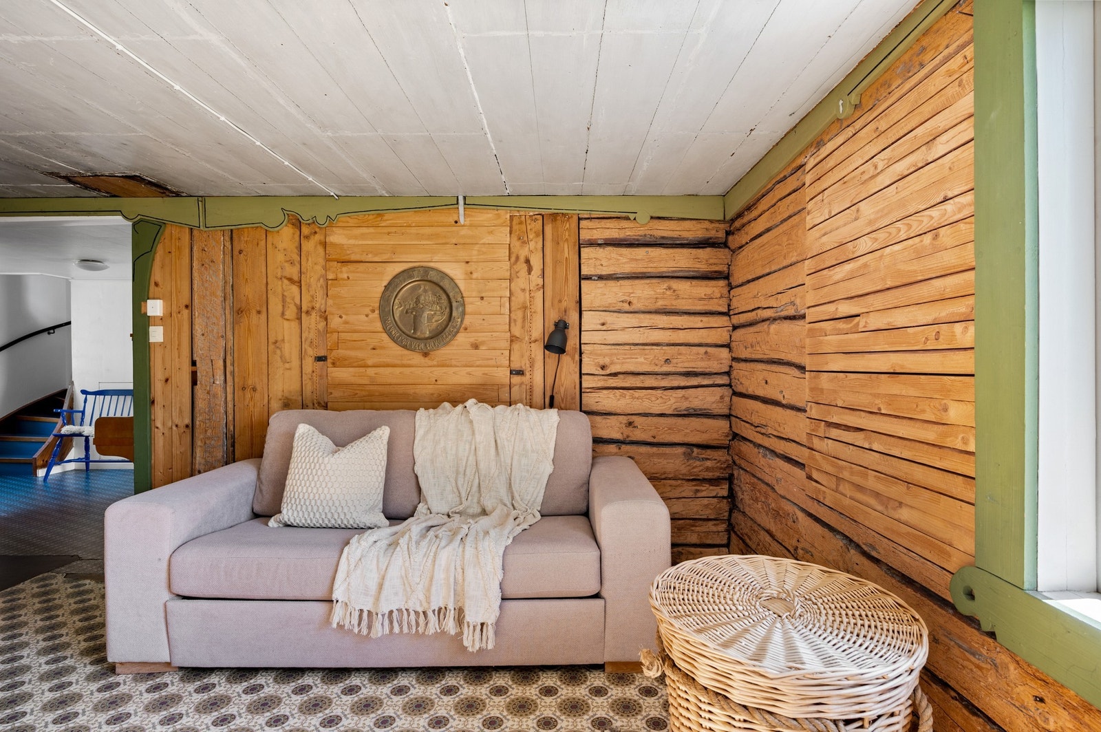 Hemtrevligt och rustikt, med framtagna timmerväggar Galleribilde