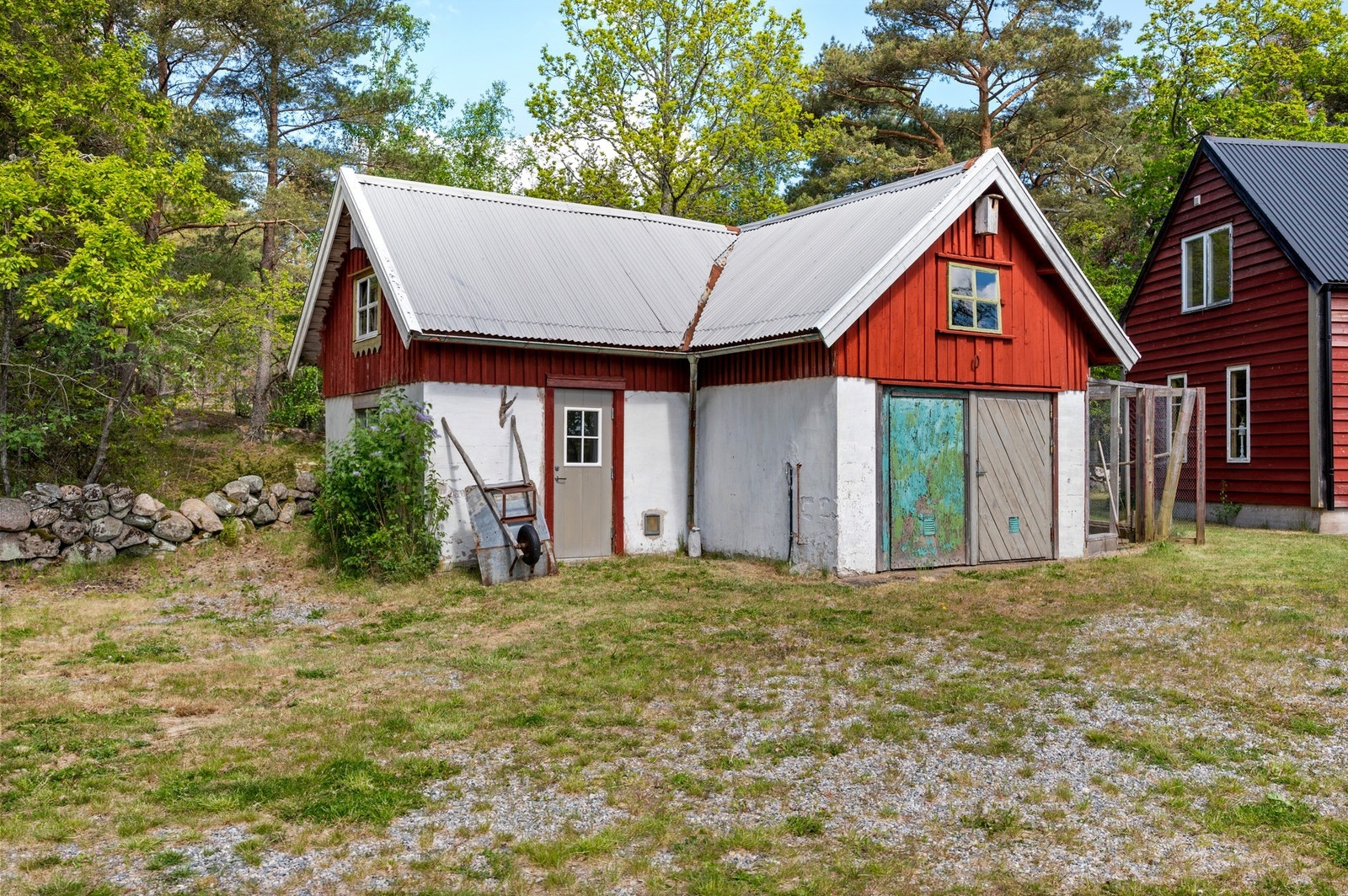 Ute igen. Garagebyggnad. Tvättstugan till vänster (den gråa dörren med fönster) Galleribilde