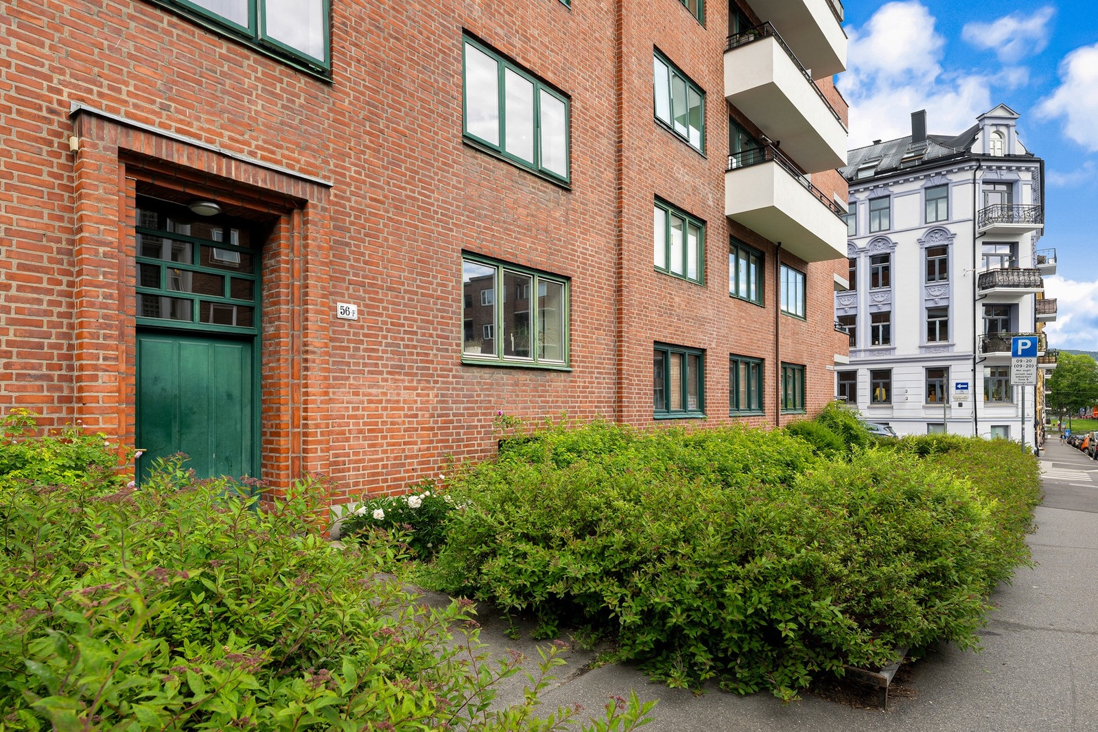 Inngangsparti med hyggelig forhage Galleribilde