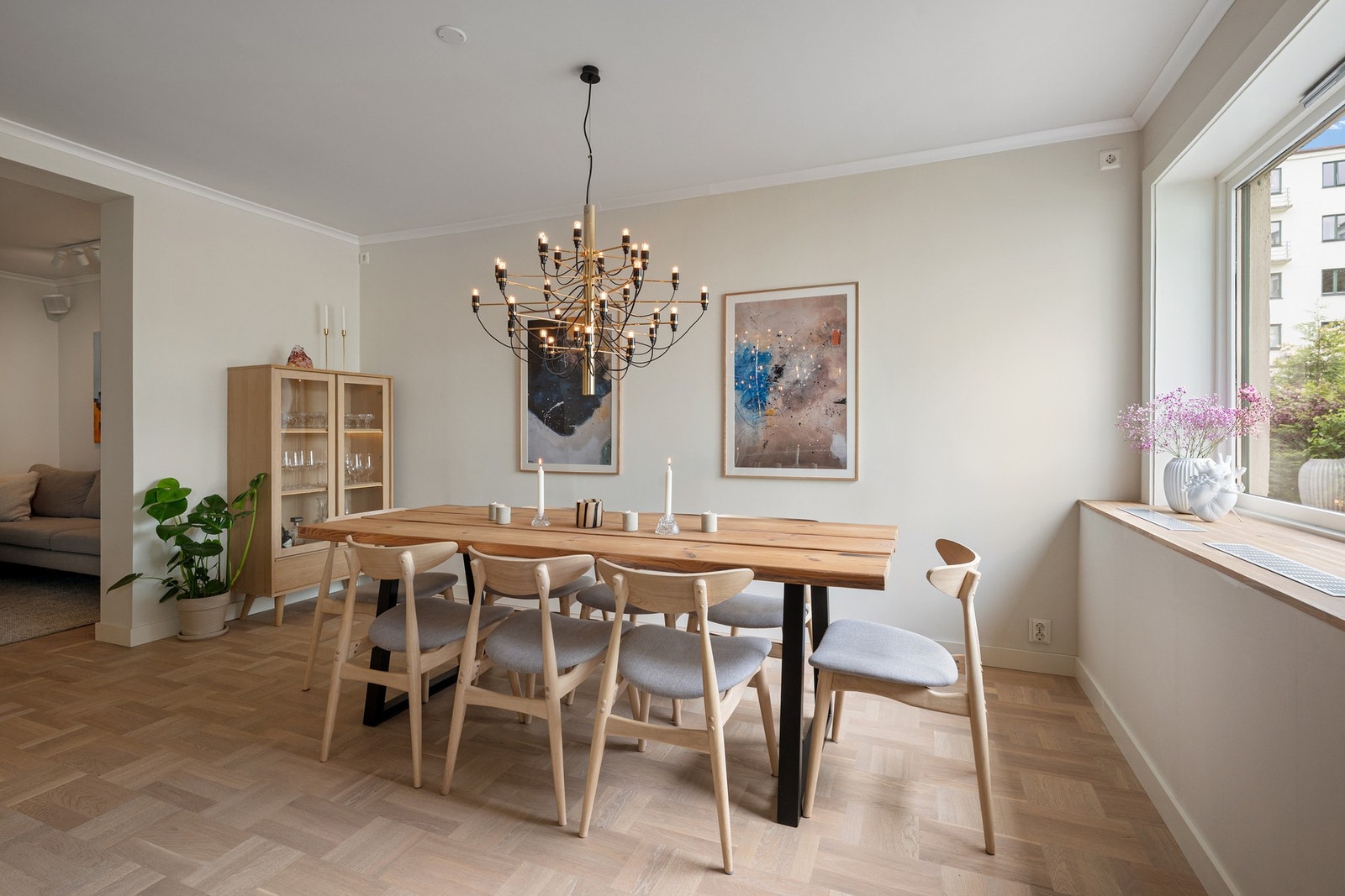 Lys spisestue med god plass til mange gjester, Galleribilde