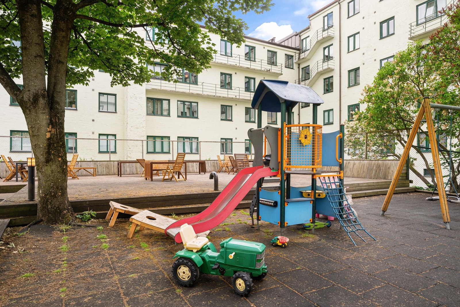 Bakgården. Galleribilde