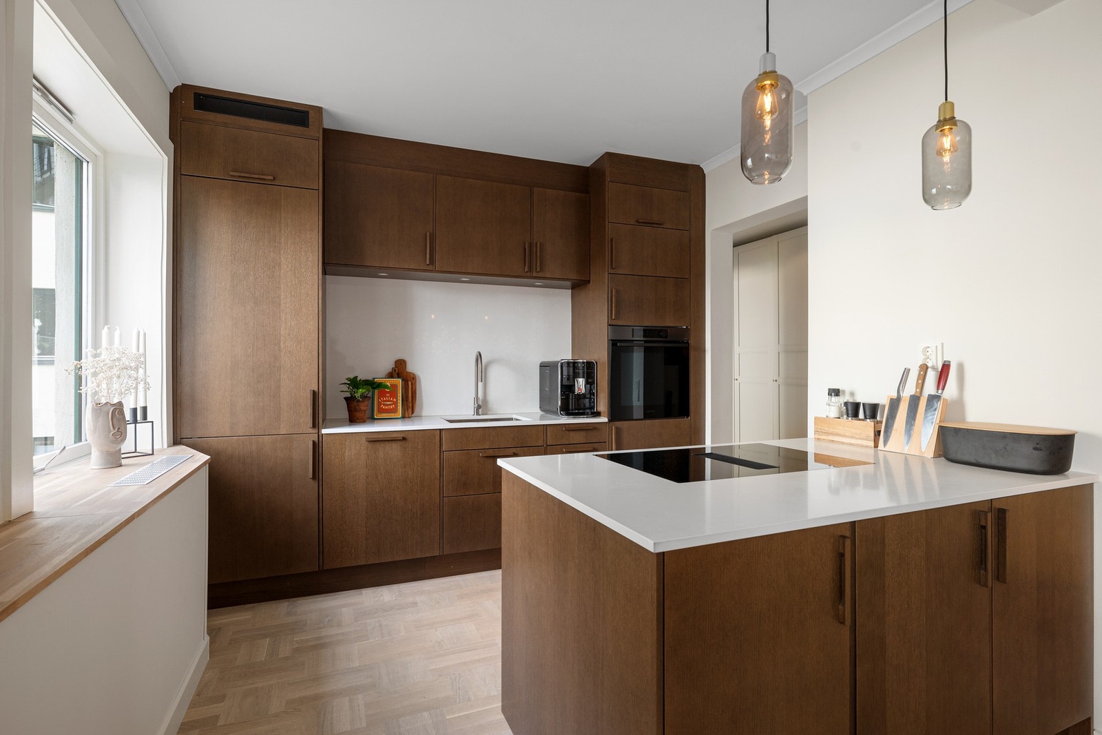 Moderne kjøkken med integrerte hvitevarer. Benkeklate i granitt silestone. Galleribilde