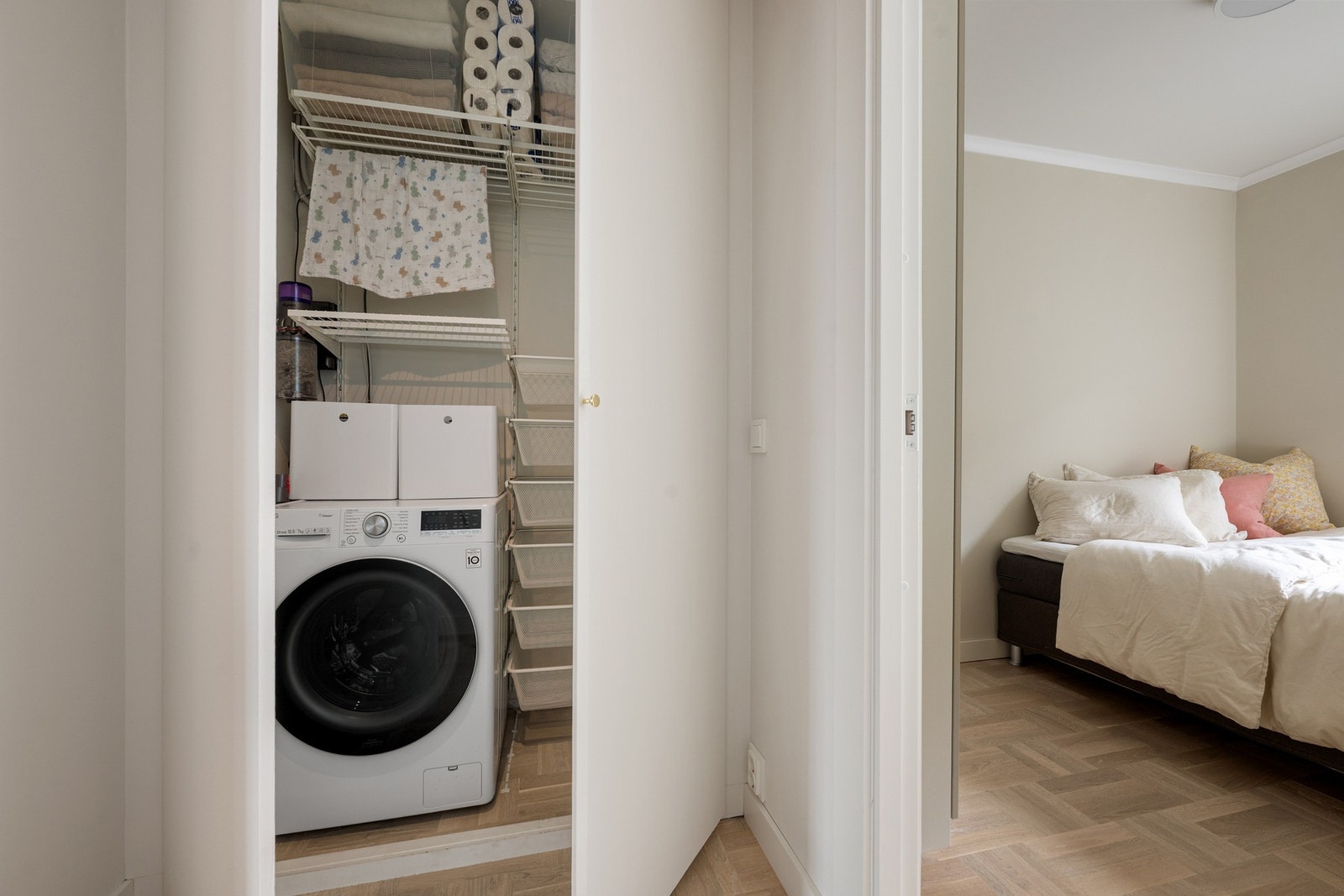 Praktisk skap med opplegg for vaskemaskin. Galleribilde