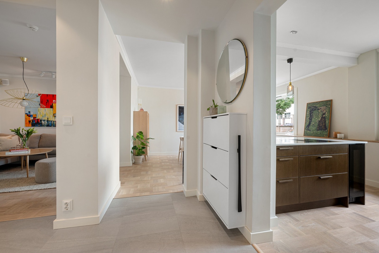 Gangsonen er praktisk utformet med ekstra oppbevaringsplass og binder leiligheten sammen på en effektiv og elegant måte. Galleribilde