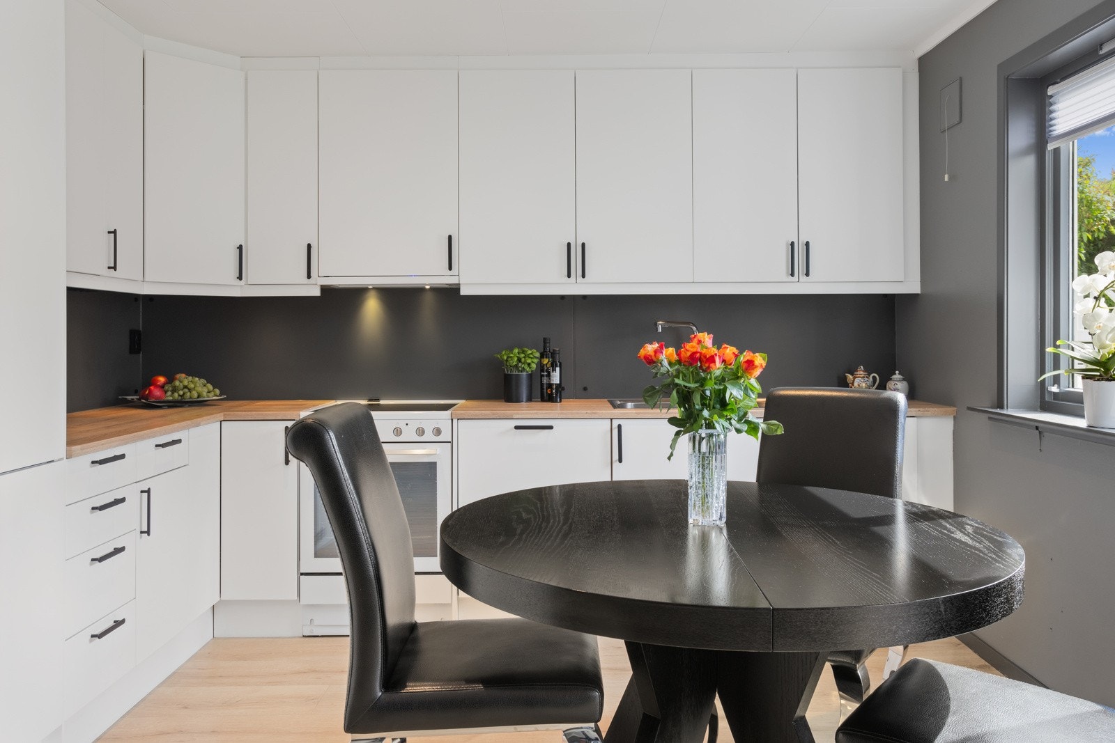 Spisestuen kan plasseres ved vinduet Galleribilde