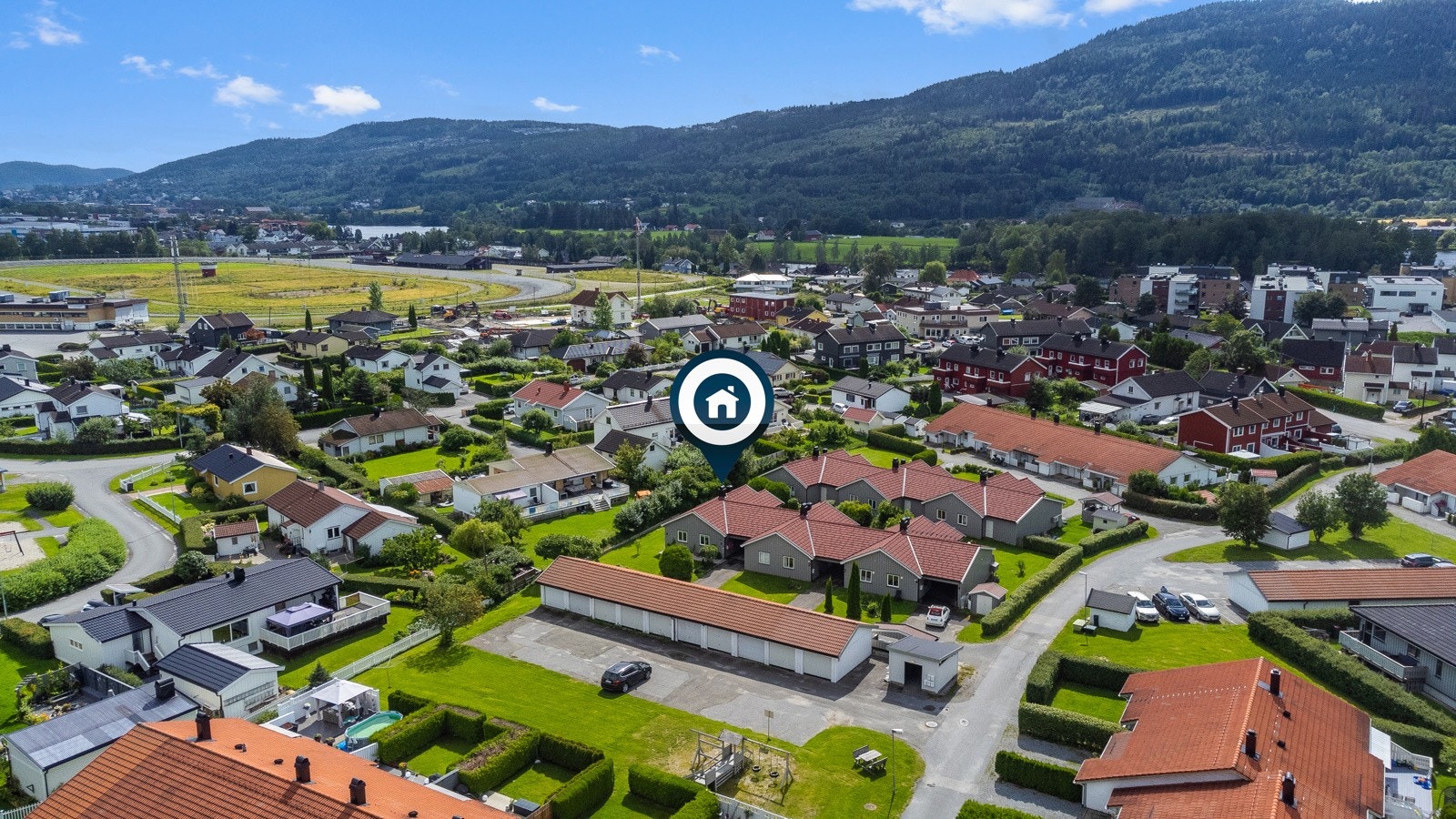 Nyoppusset kjedet enebolig med koselig hagetomt og delvis overbygget sørvestvendt terrasse | gunstig plassering innerst i blindvei Galleribilde