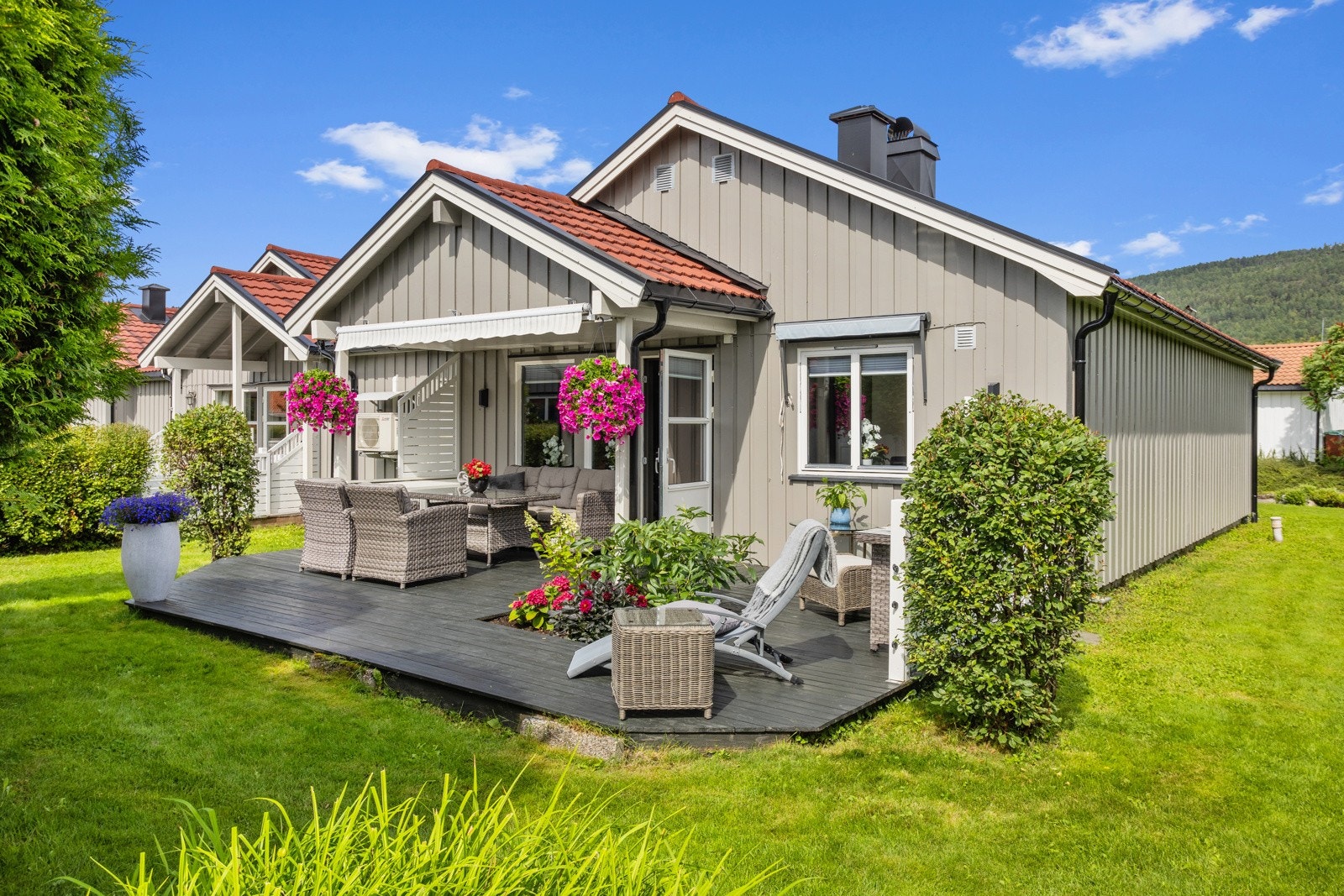 Nyoppusset kjedet enebolig med stor usjenert terrasse og frodig grønn hage som omkranser boligen Galleribilde