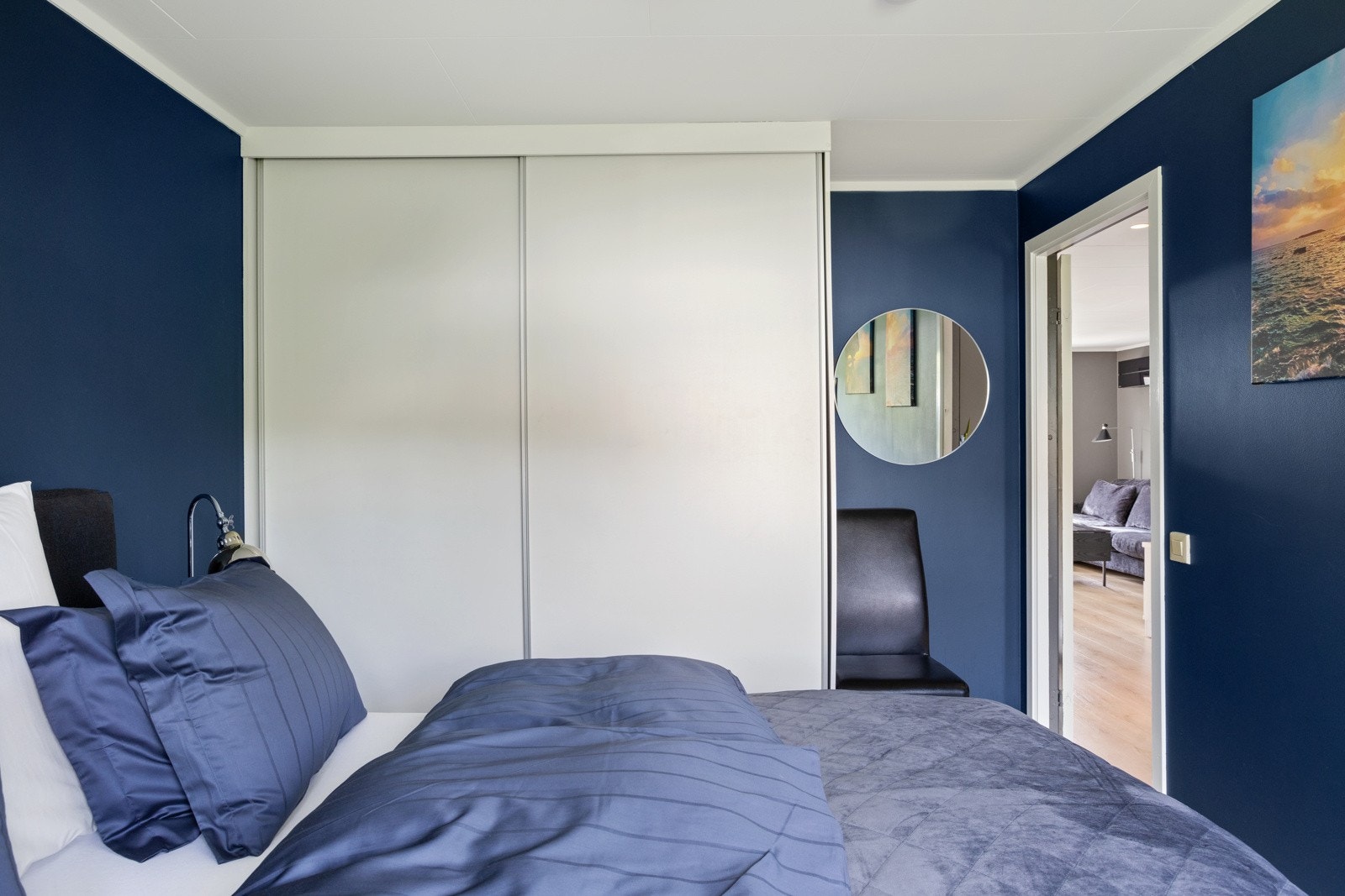 Skyvedørsgarderober i hovedsoverom Galleribilde