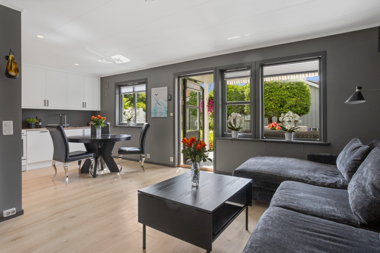 Boligen er pent oppusset de siste årene i tidsriktig fargepallet Galleribilde