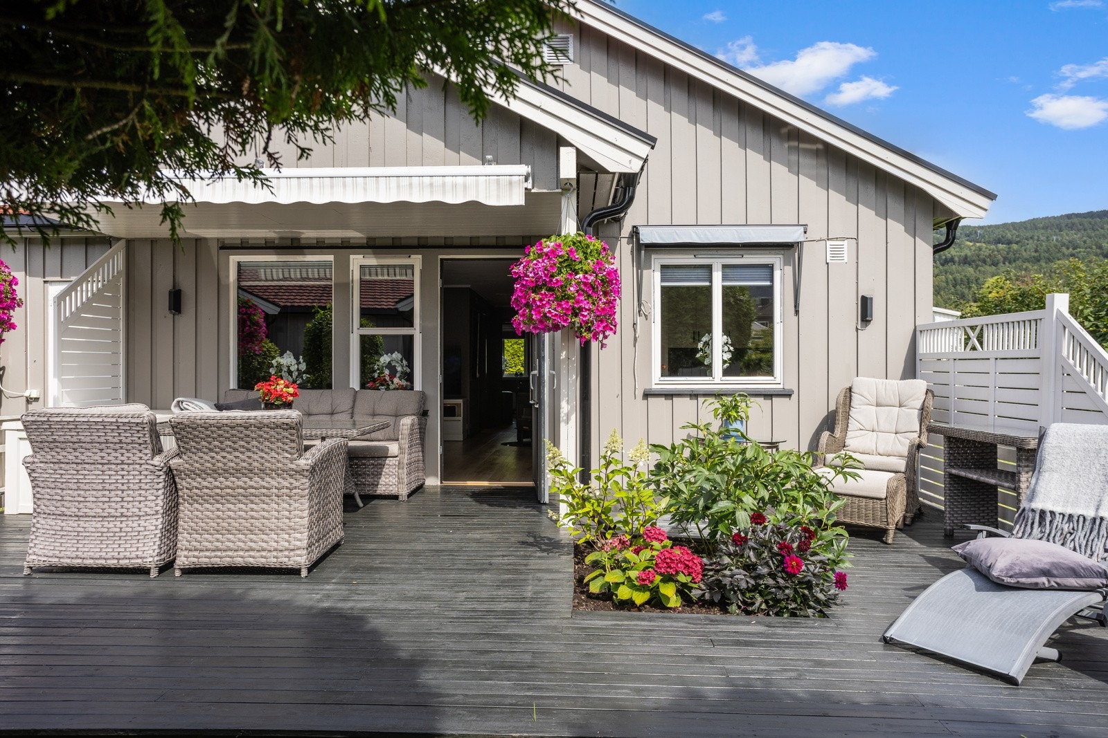 Stor terrassemarkise over terrassen i tillegg til delvis overbygg Galleribilde