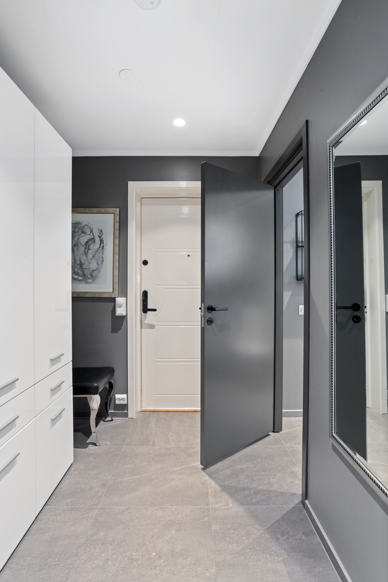 Nyoppusset lys og trivelig entré med fliser på gulv med varmekabler | downlights Galleribilde