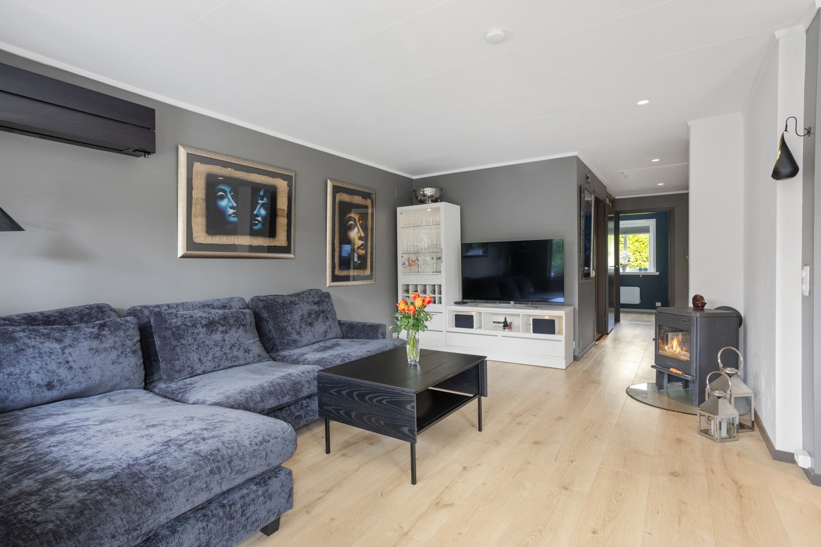 Romslig stue med god plass til spisestue | hyggelig med peisovn på kjøligere dager Galleribilde