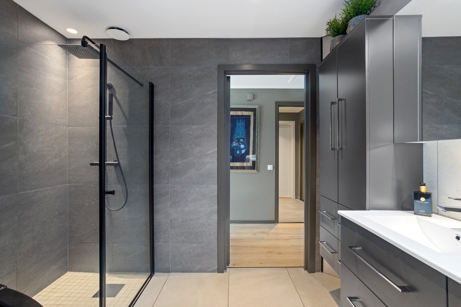 Nyere lekkert flislagt bad med solid innredning og med både dusjnisje og boblekar Galleribilde