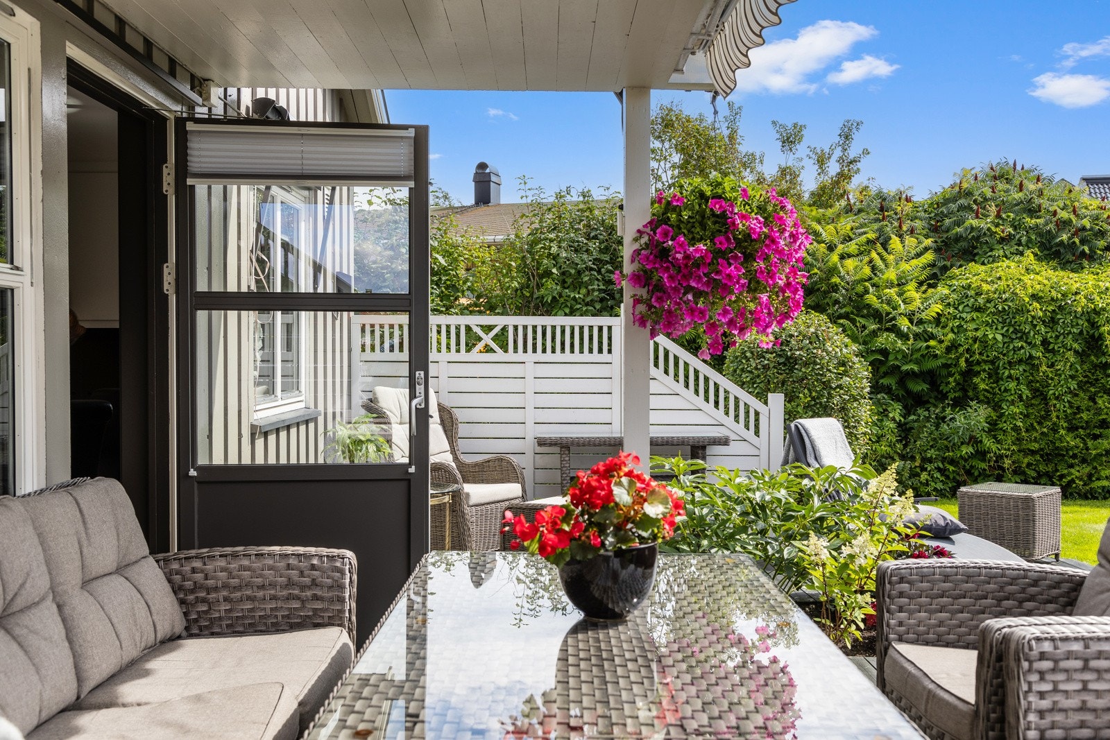 Boligen ligger innerst i veien som gjør at boligen med terrasse og hageområdet praktisk talt er helt usjenert Galleribilde