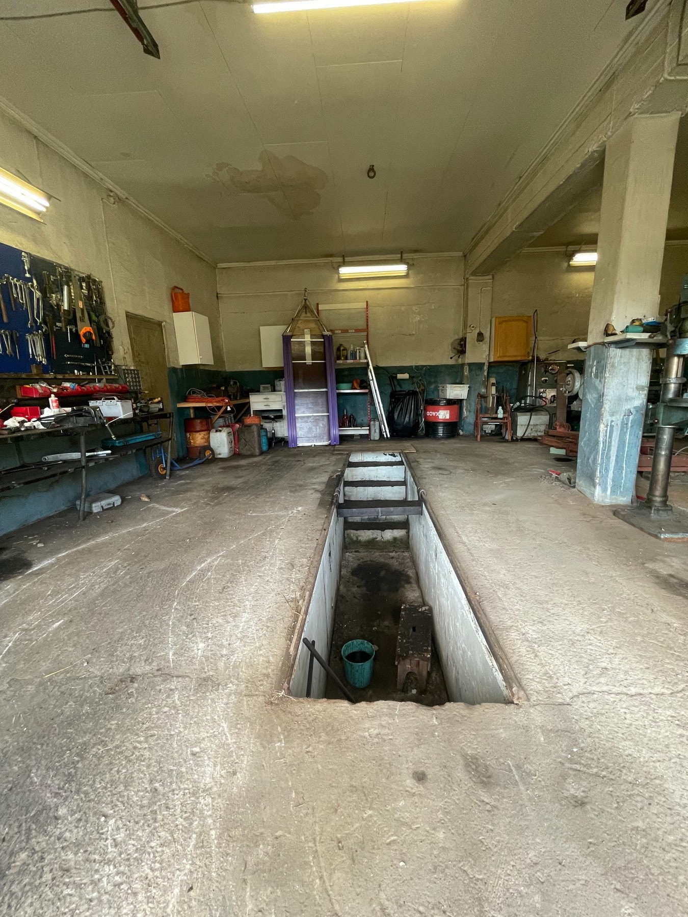 Selgers eget bilde av verkstedet i sokkelen. Galleribilde