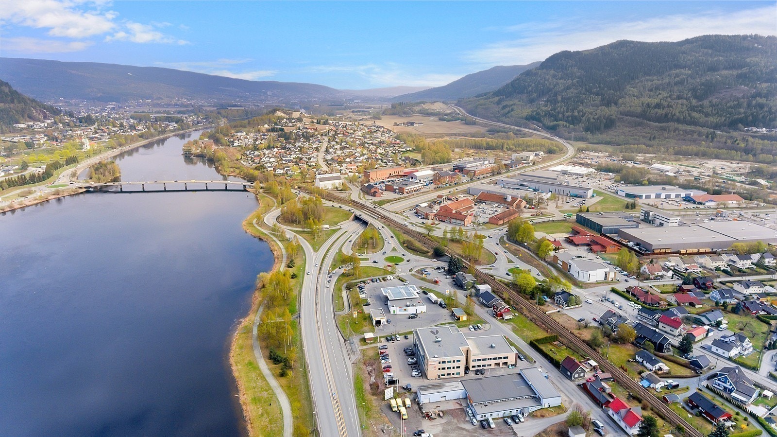 Grensende til E134 med meget enkel adkomst og ca 10 min til Drammen sentrum og Hokksund. Galleribilde