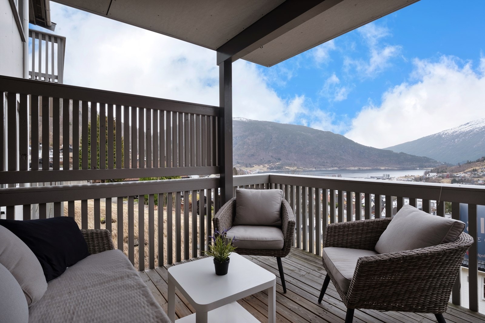 Veranda med nydeleg utsikt over Sogndal og fjella kring. Galleribilde