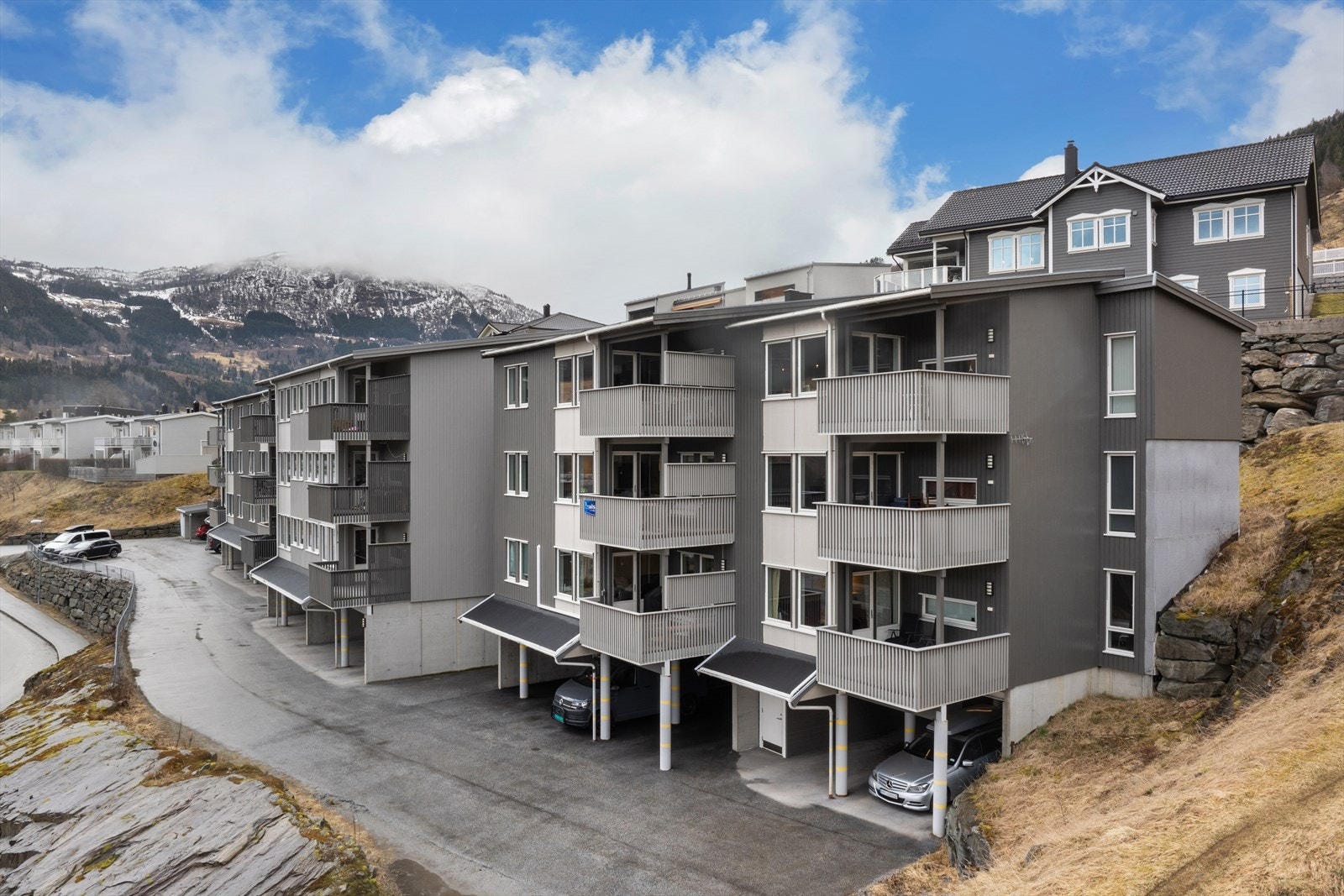 Leilegheita ligg i 2.etasje og er ein del av sameiget Kvåle Panorama. Galleribilde