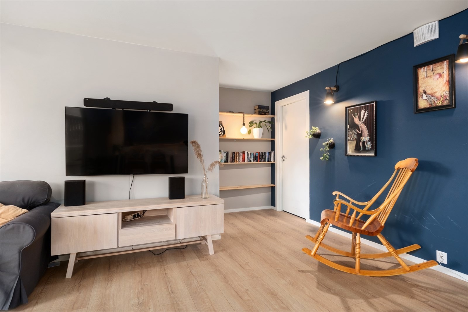 Stova har nyare laminatgolv med varmefolie, og malte slette veggar og tak. Galleribilde