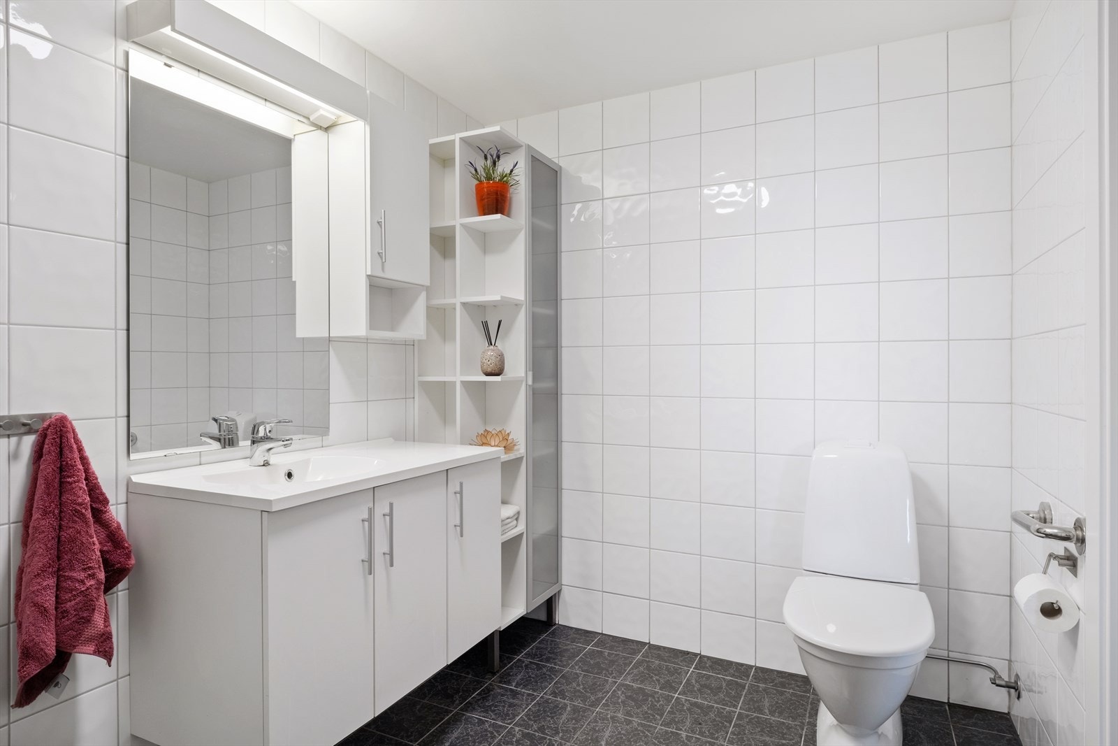 Baderomsinnreiinga er kvit og tidlaus, elles er badet innreia med toalett og dusjhjørne. Galleribilde