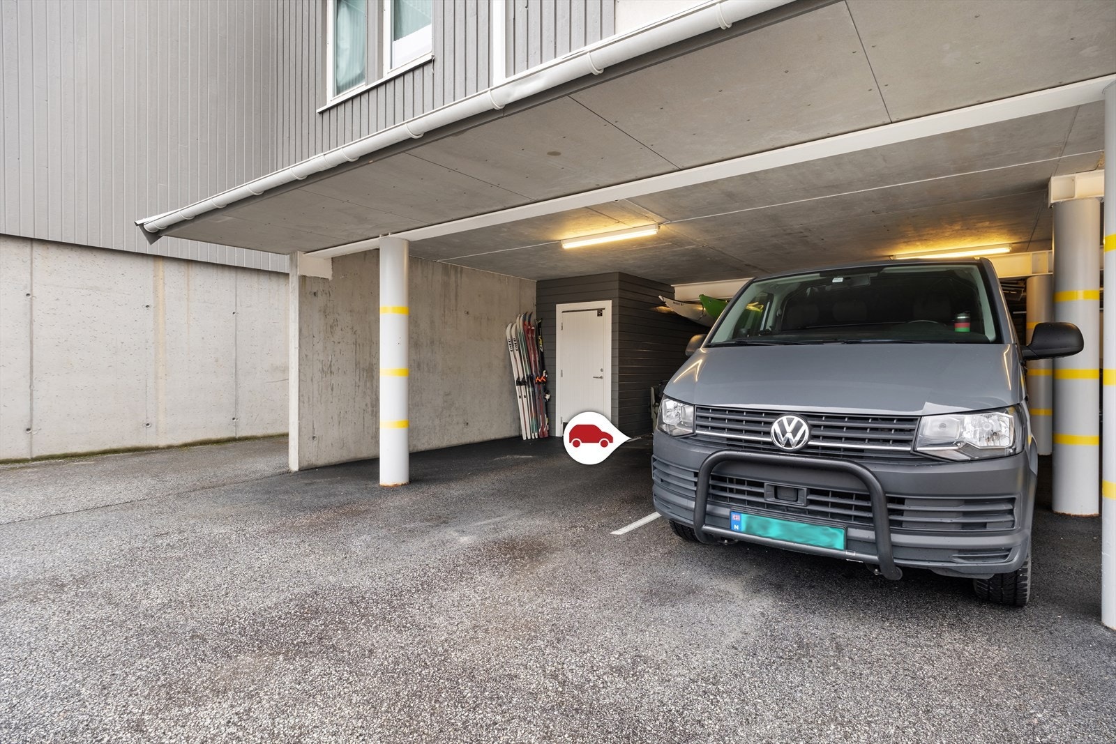 Tilhøyrande leilegheita er det to parkeringsplassar i carport, samt ein praktisk bod. Galleribilde