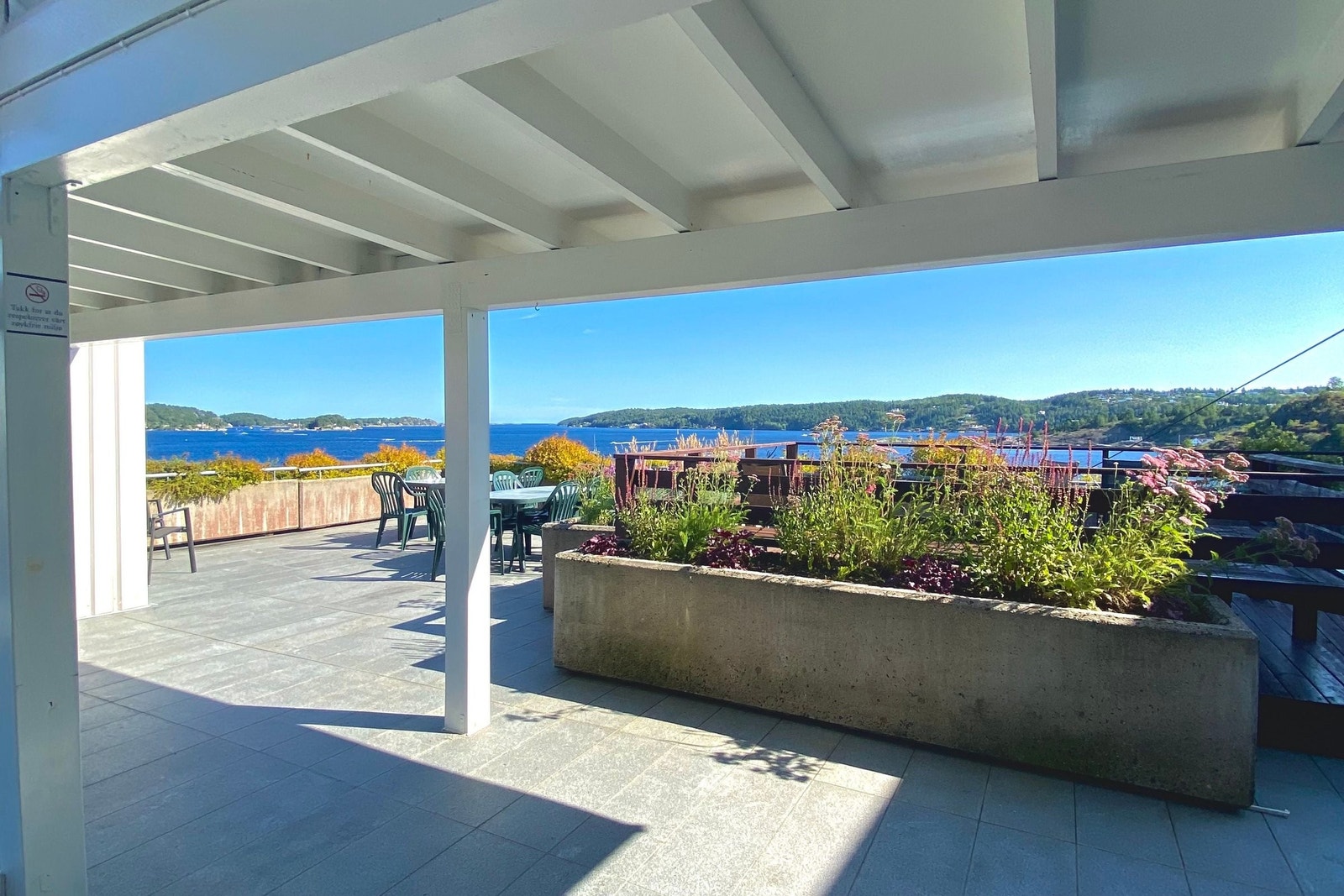 Felles takterrasse med sitteplasser og sjøutsikt Galleribilde