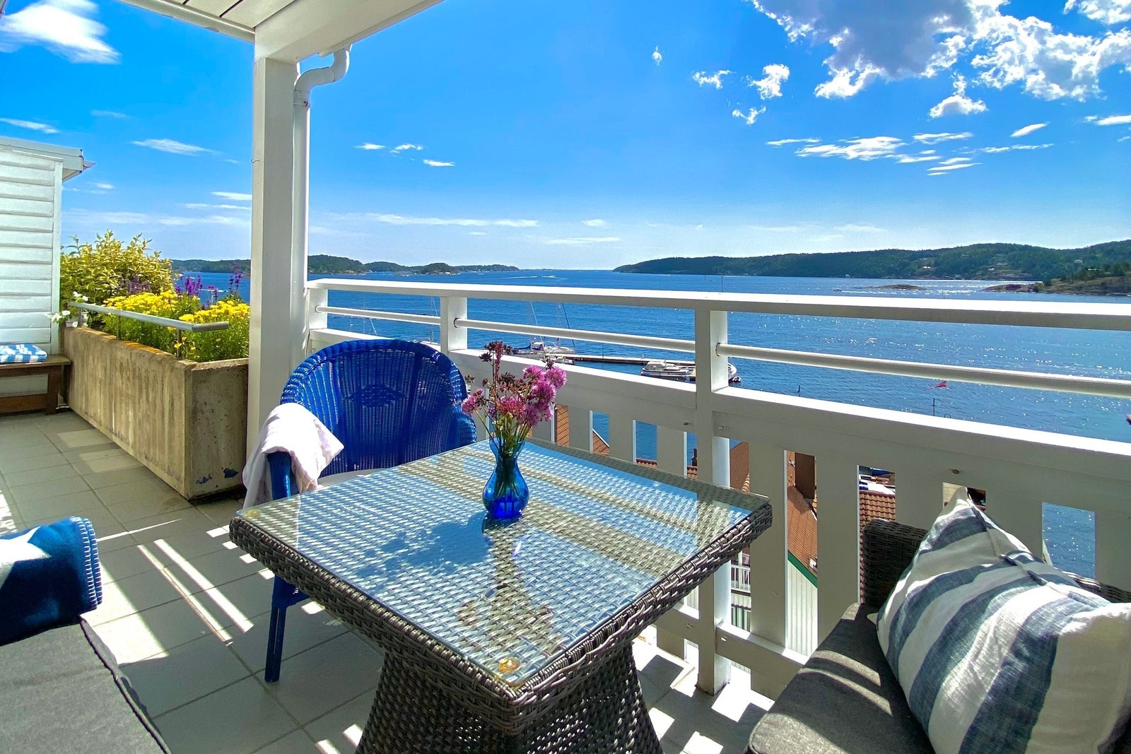 Solrik terrasse med utsikt over innseiling til Kragerø Galleribilde