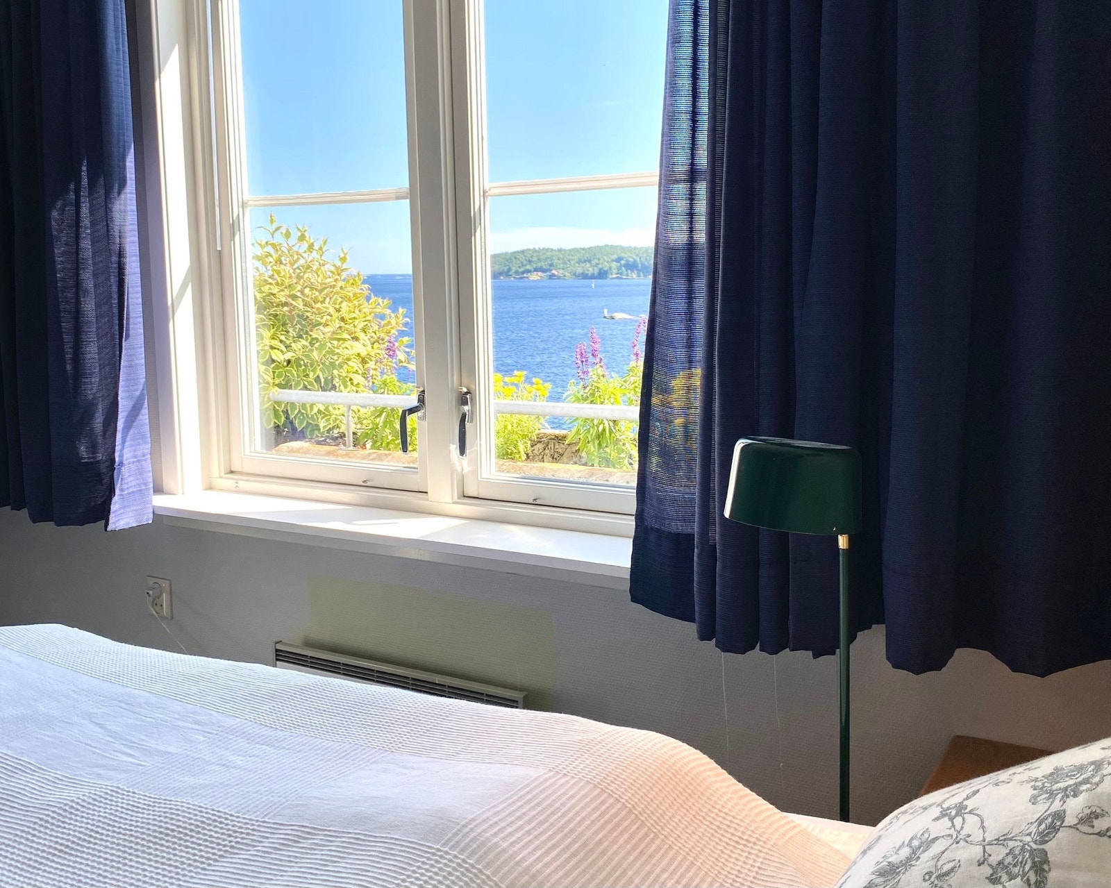 Fantastisk sjøutsikt rett fra sengen Galleribilde