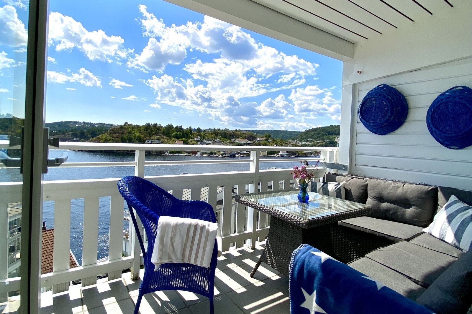 Romslig terrasse med plass til sittegruppe Galleribilde