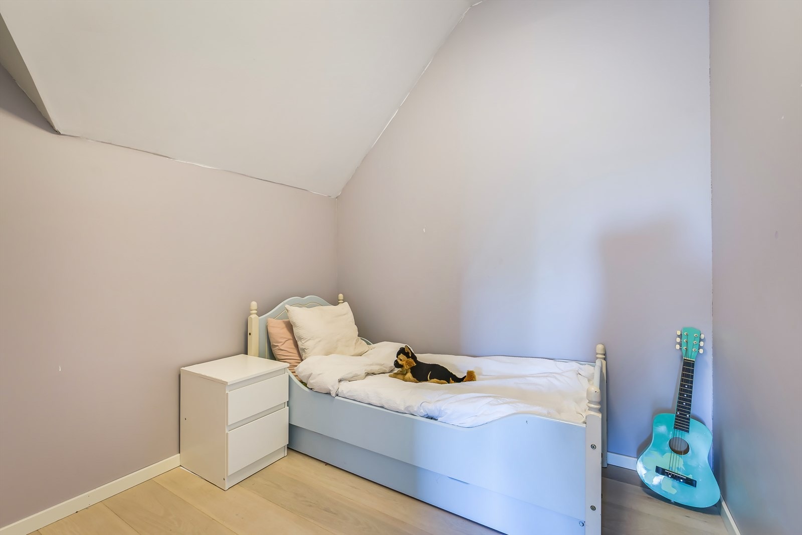 Det andre innredet rommet har også god plass til seng og garderobeskap. Galleribilde