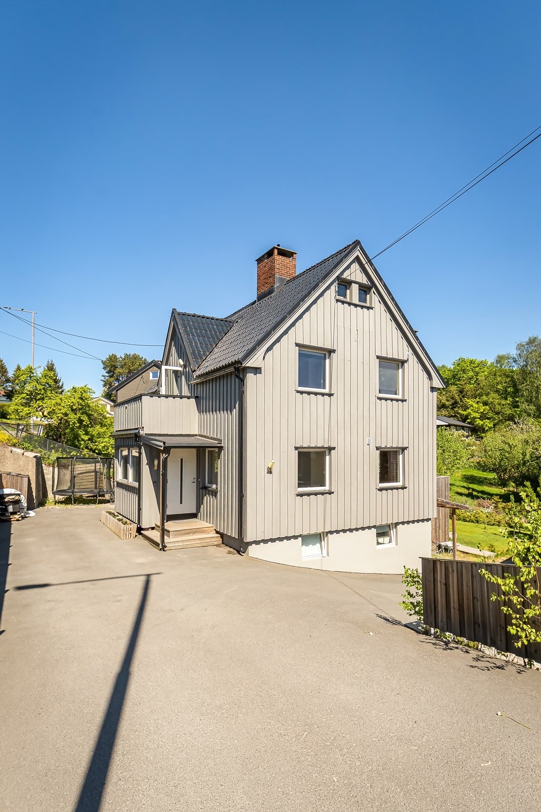 På fremsiden av boligen er det asfaltert gårdsplass og belegningsstein. Galleribilde
