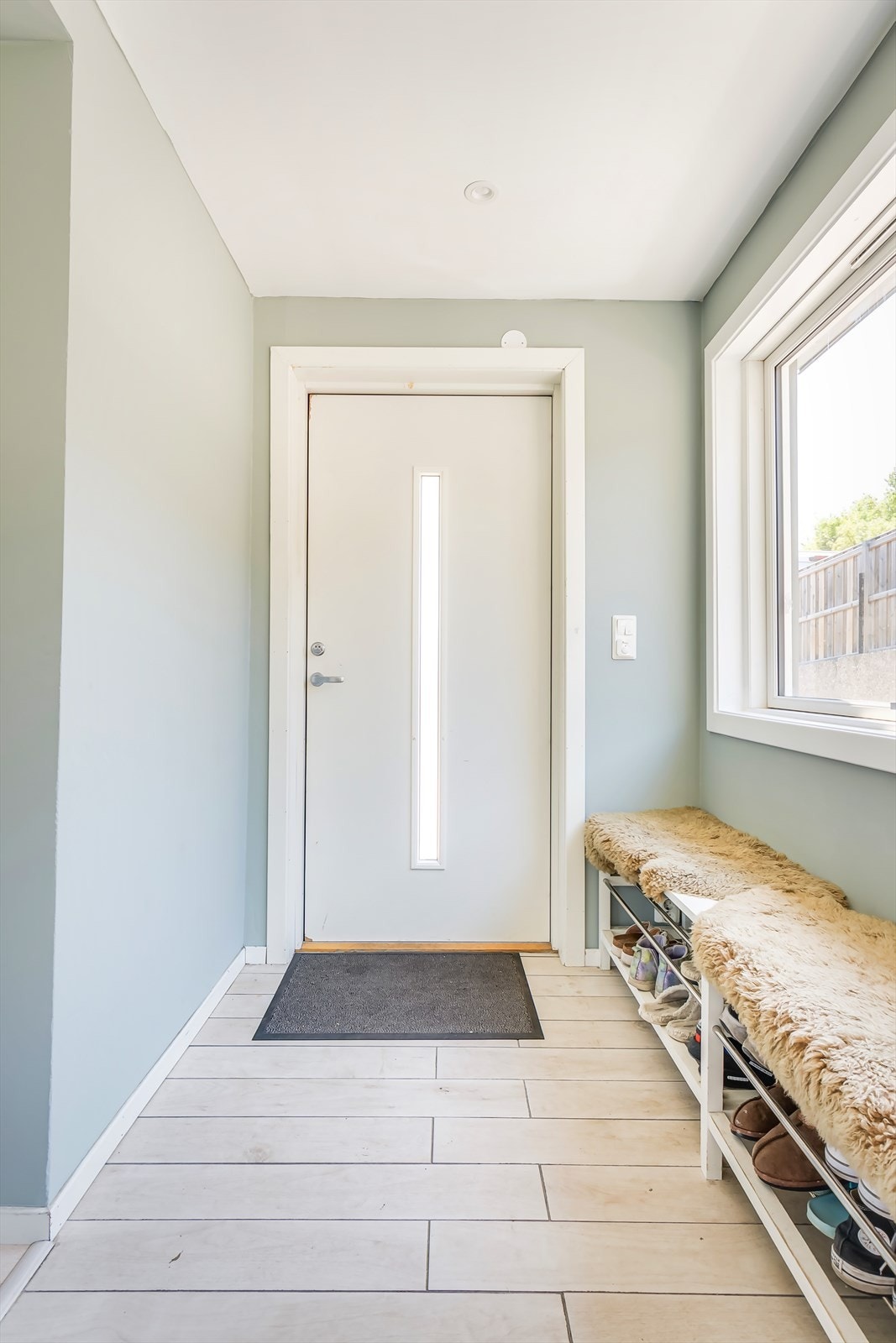 Hoveddelen har inngang på fremsiden av huset, i første etasje. Entréen er forholdsvis romslig med garderobeskap og plass til kommode/skoskap. Galleribilde