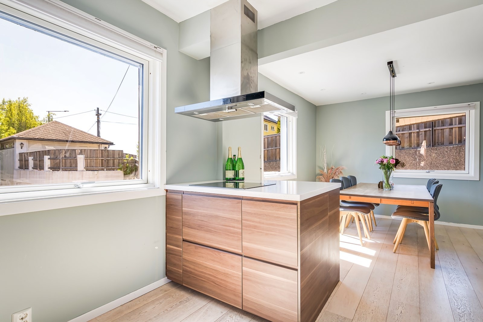 Kjøkkenøy med god oppbevaringsplass i skuffer, samt koketopp med ventilator over. Galleribilde