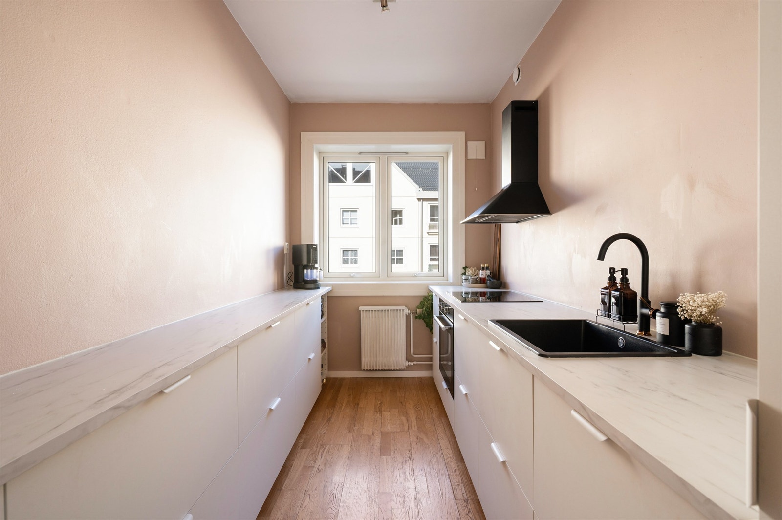 Leiligheten har et moderne og lekkert kjøkken fra 2024 (Enkelte boliger i bygget har flyttet kjøkkenet ut i stuen og benytter dette rommet som soverom nr 2) Galleribilde