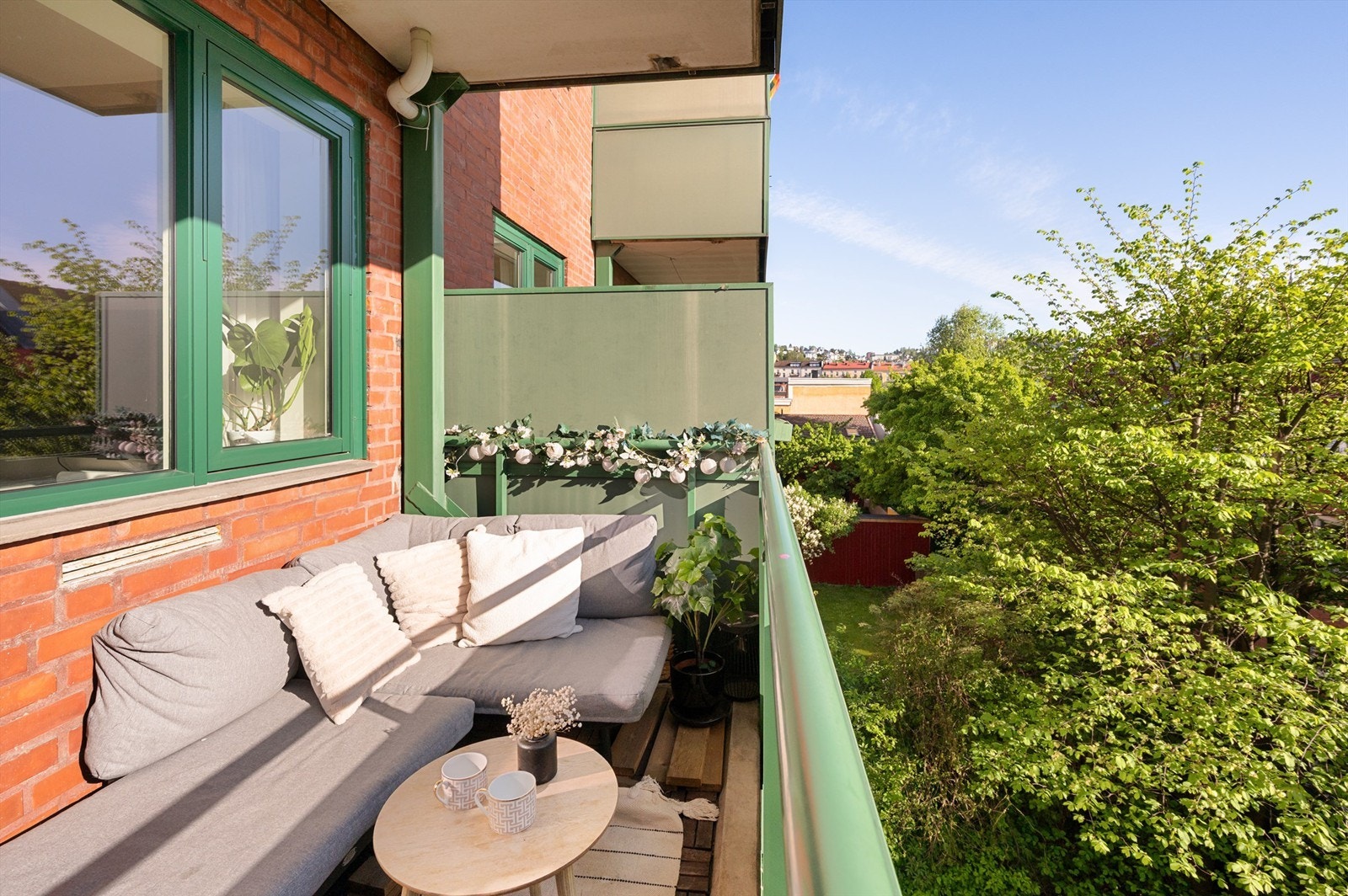 Balkongen har god størrelse og gode solforhold Galleribilde