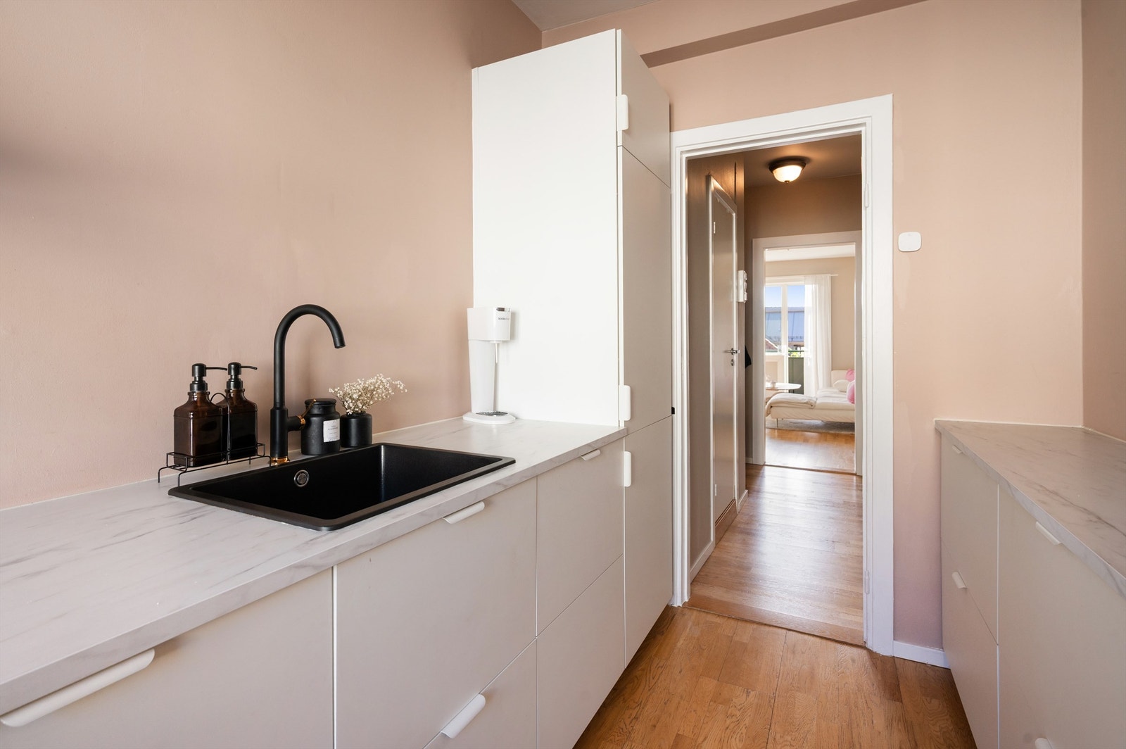 Lyse tidløse materialvalg og integrerte hvitevarer som komfyr, induksjonstopp, kjøleskap, oppvaskmaskin mm Galleribilde