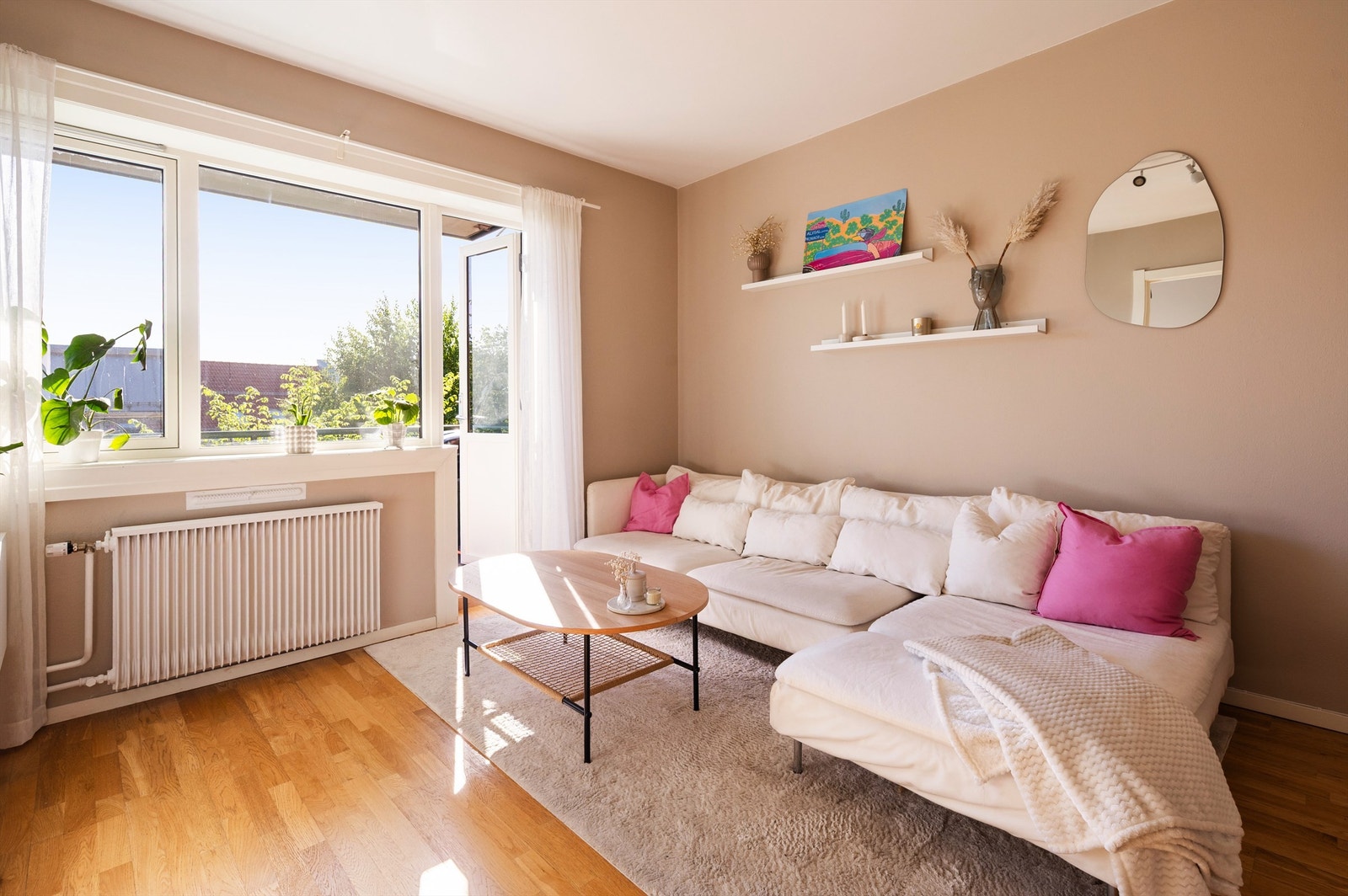 Gjennomgående planløsning og store vindusflater Galleribilde