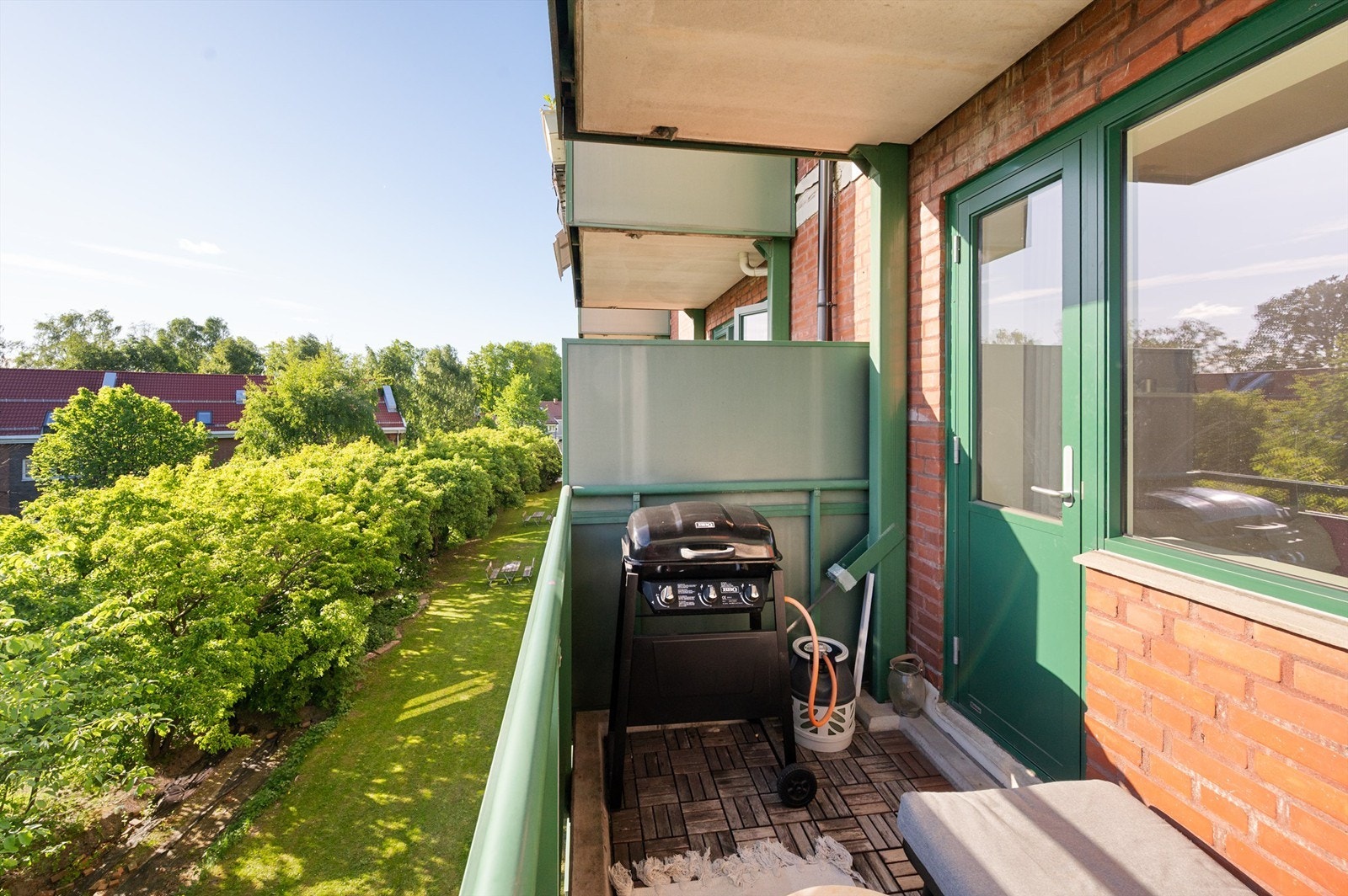 Her er det sol hele dagen og god plass til grill og utemøbler Galleribilde