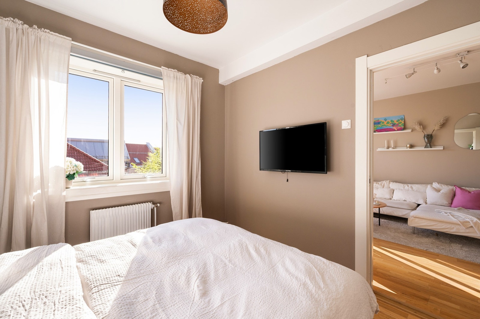 Rommet er malt i lune og moderne farger. Generøs takhøyde på 2,7m Galleribilde