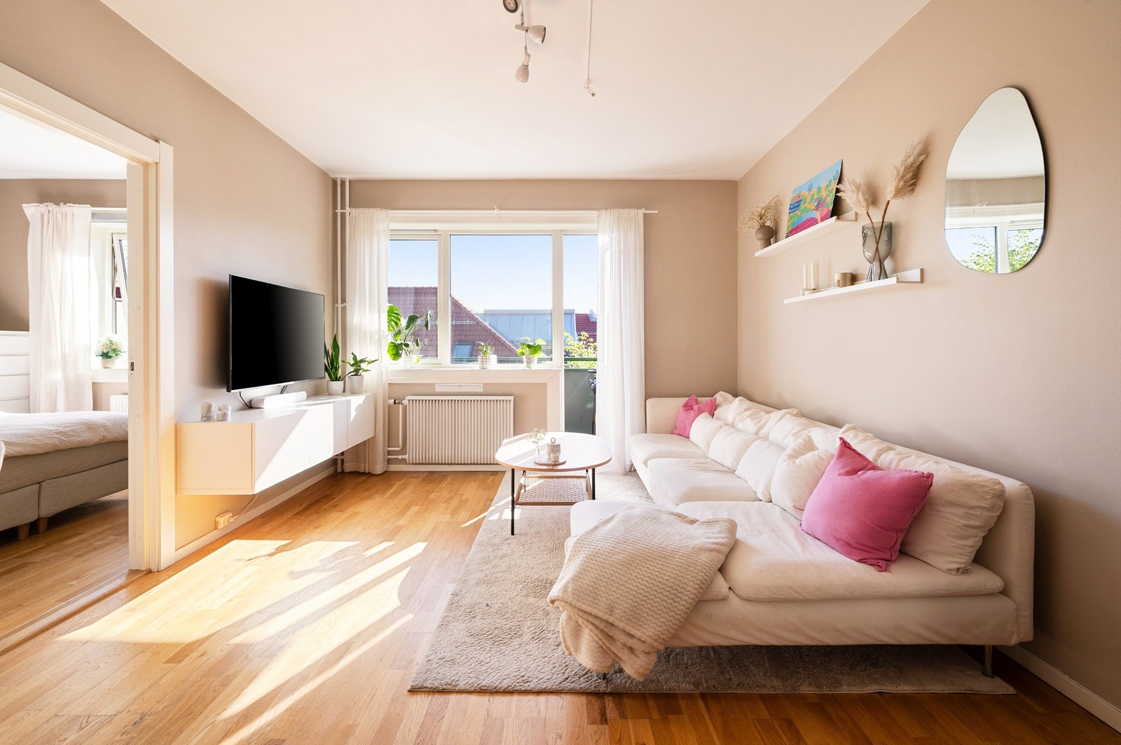 Innvendig har du en romslig stue og en planløsning som gir deg mulighet til å etablere soverom nr 2 Galleribilde