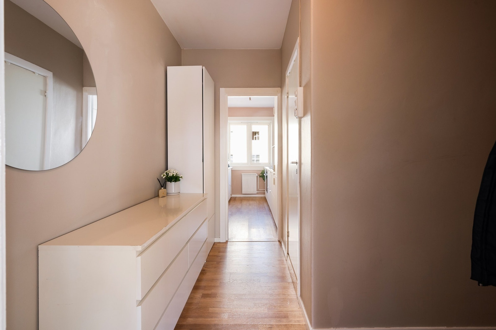 Romslig entré med god plass til oppbevaring Galleribilde