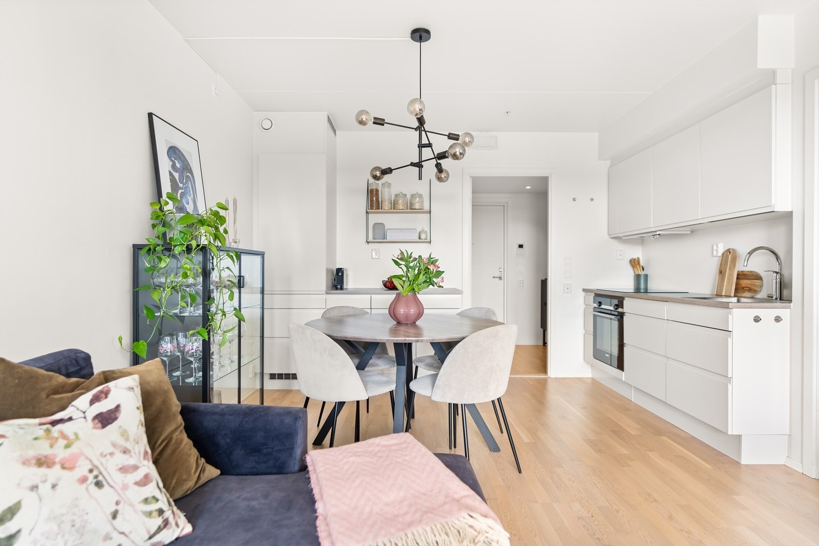 Det er god plass til å møblere med sofa og tilhørende møblement Galleribilde