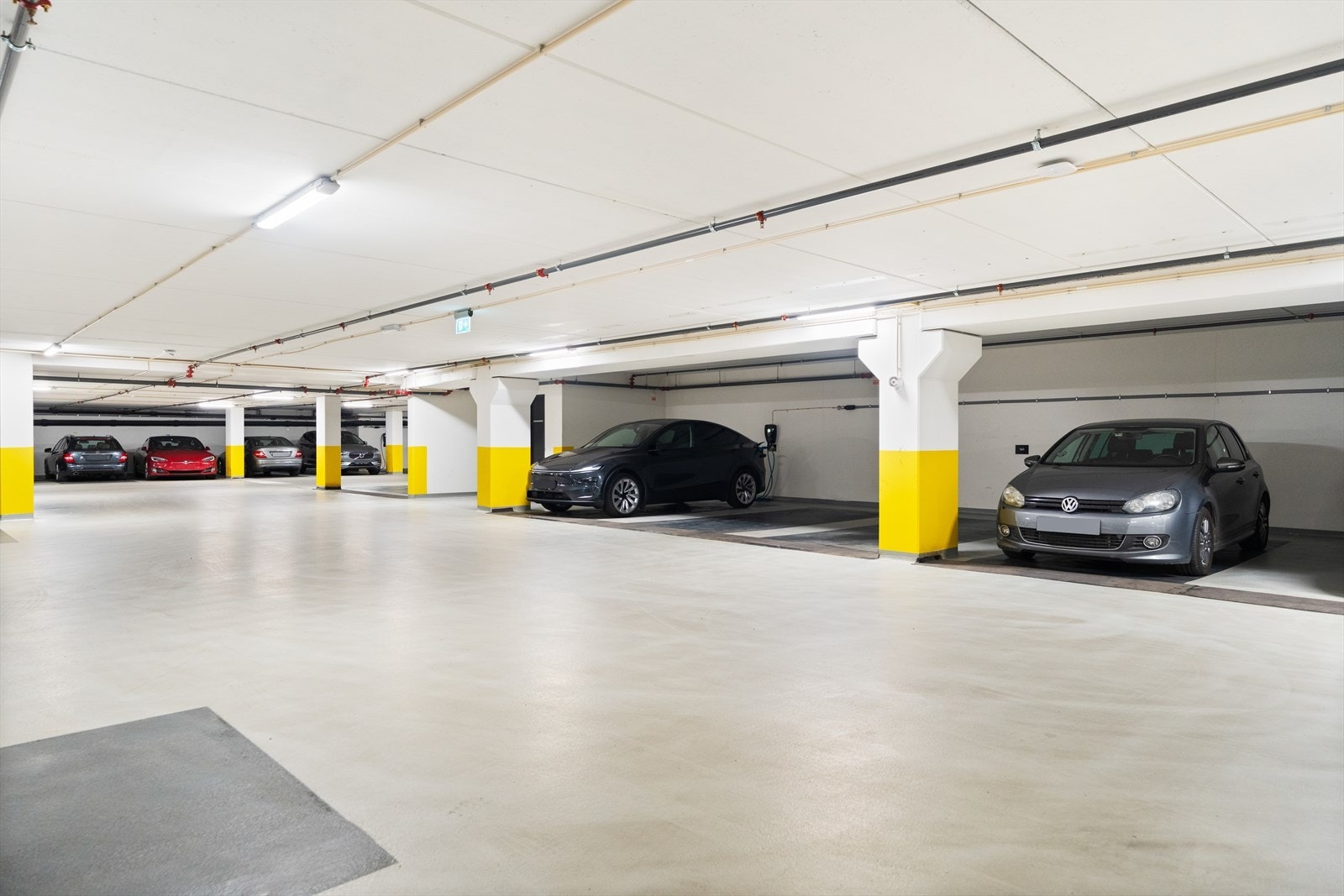 Parkeringsplassen medfølger leilighetene ved salg Galleribilde