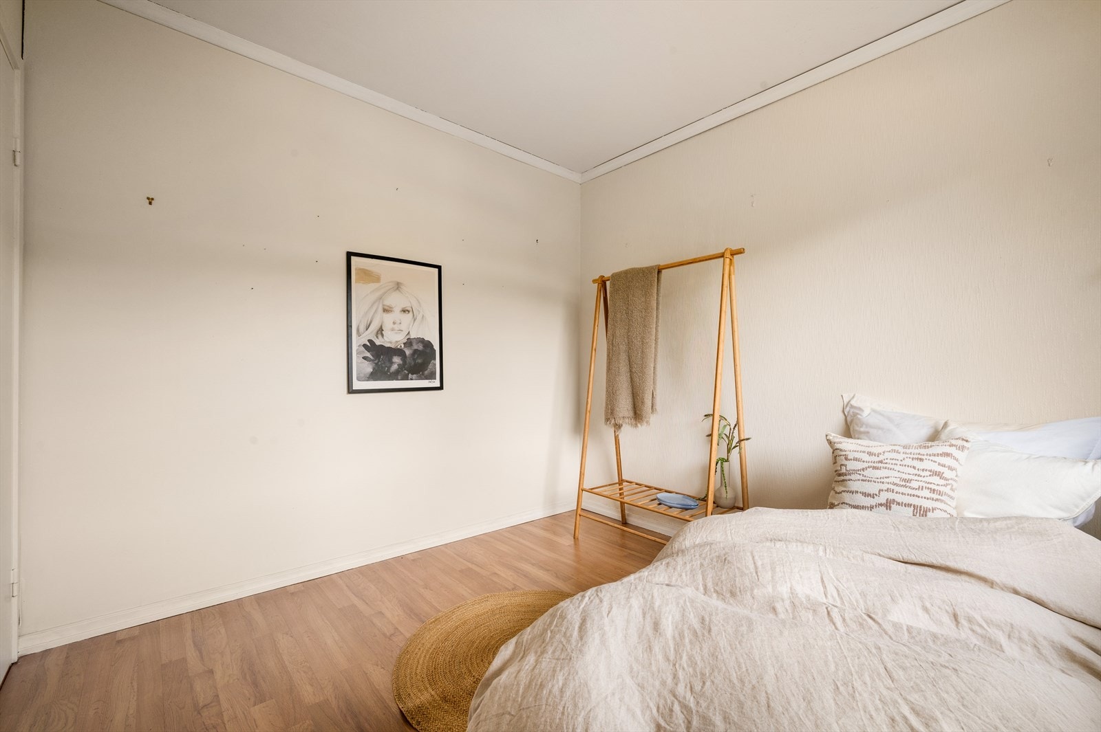 Med en arealeffektiv utforming og plass til en liten arbeidsstasjon, egner rommet seg godt for både lek og læring - eller som en rolig base for overnattingsgjester. Galleribilde